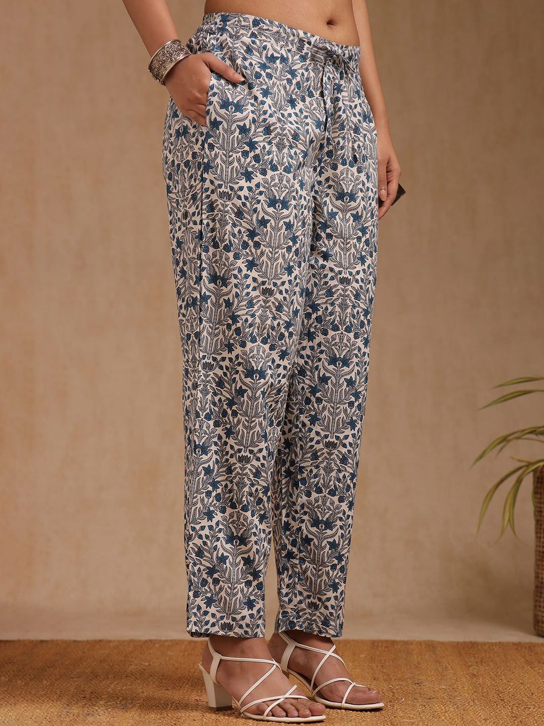 Dhiyona SO Women's Floral Printed V-Neck Straight Kurta With Trousers & Dupatta
