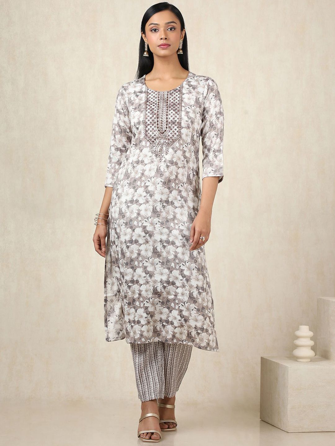 Dhiyona SO Women's Floral Printed Thread Work Round Neck Straight Kurta With Trousers