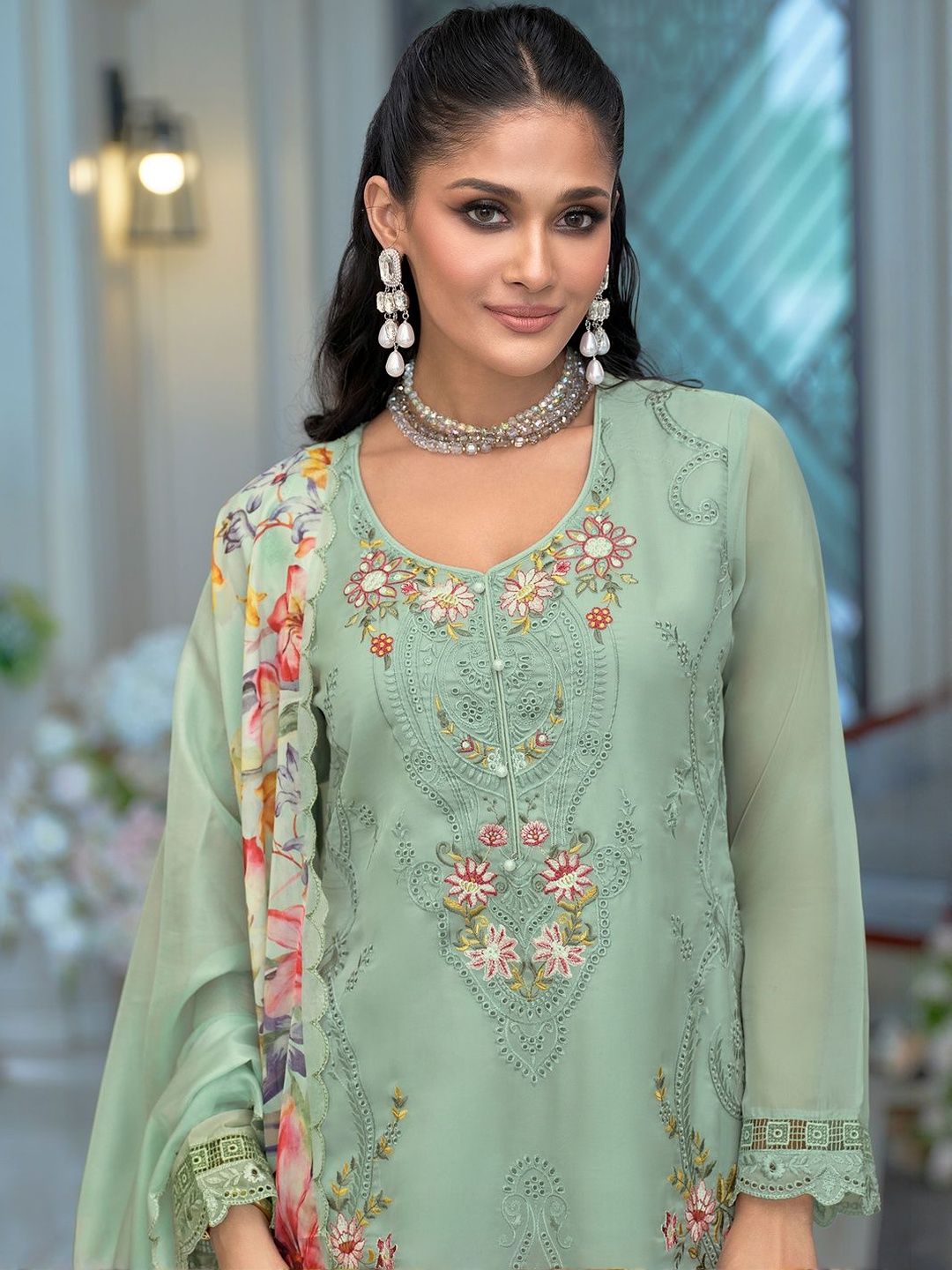 Women Floral Embroidered Regular Thread Work Kurta with Trousers & With Dupatta