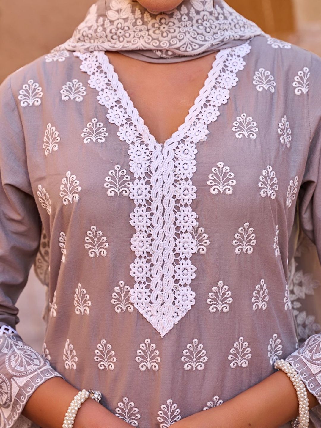 Women Ethnic Motifs Embroidered Regular Thread Work Pure Cotton Kurta with Trousers & With Dupatta