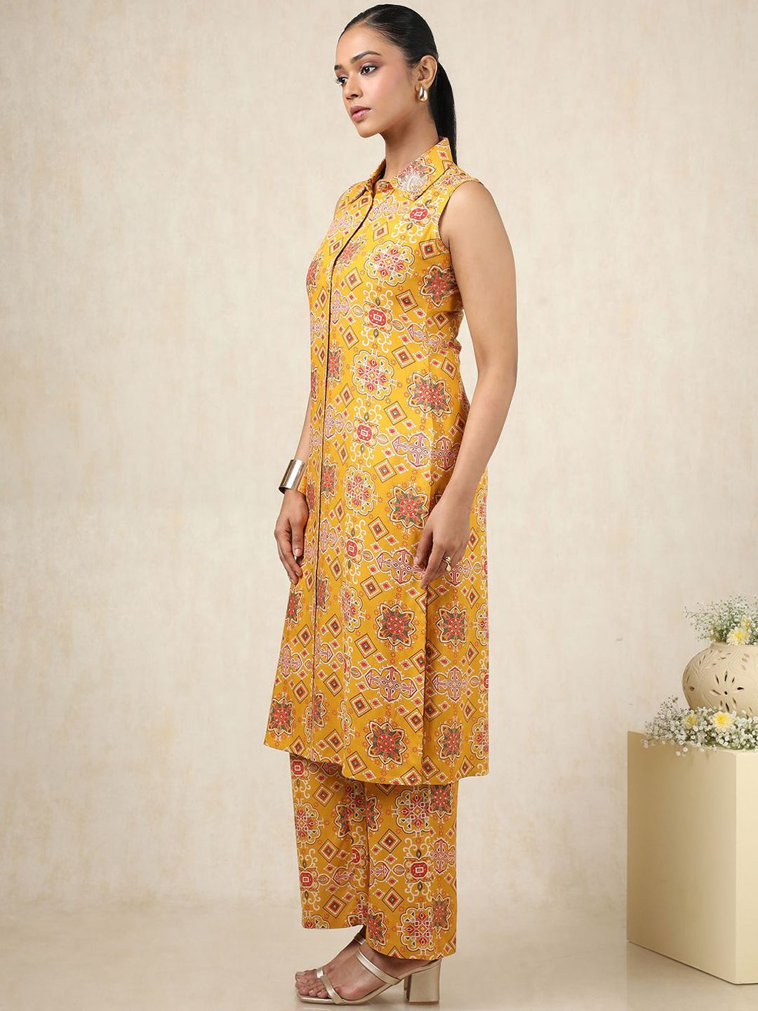Dhiyona SO Women's Ethnic Motifs Printed High Slit Shirt Collar Sequinned Straight Kurta With Trousers