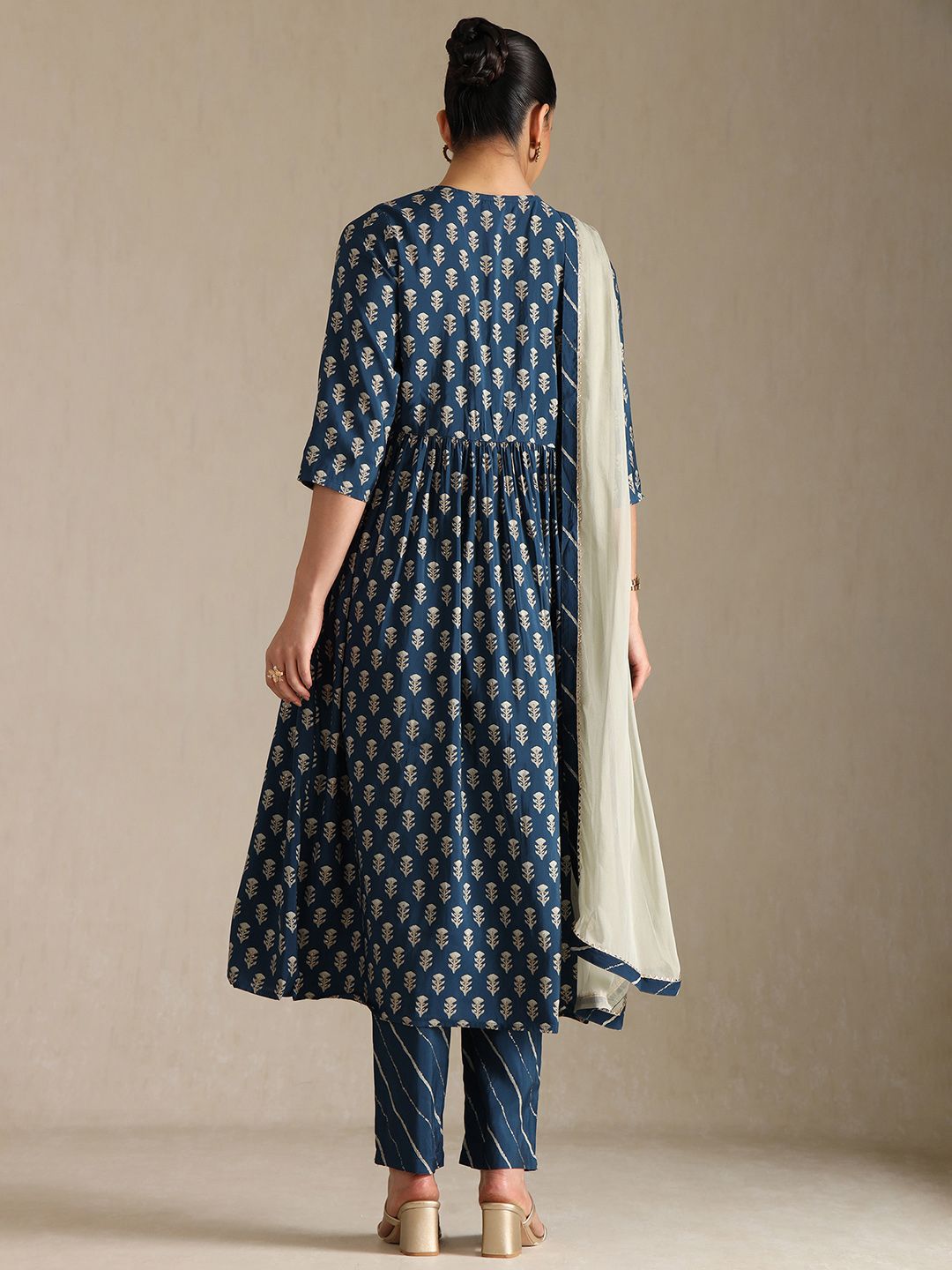 Dhiyona SO Women's Women Leheriya Printed Zardozi Kurta with Trousers & With Dupatta