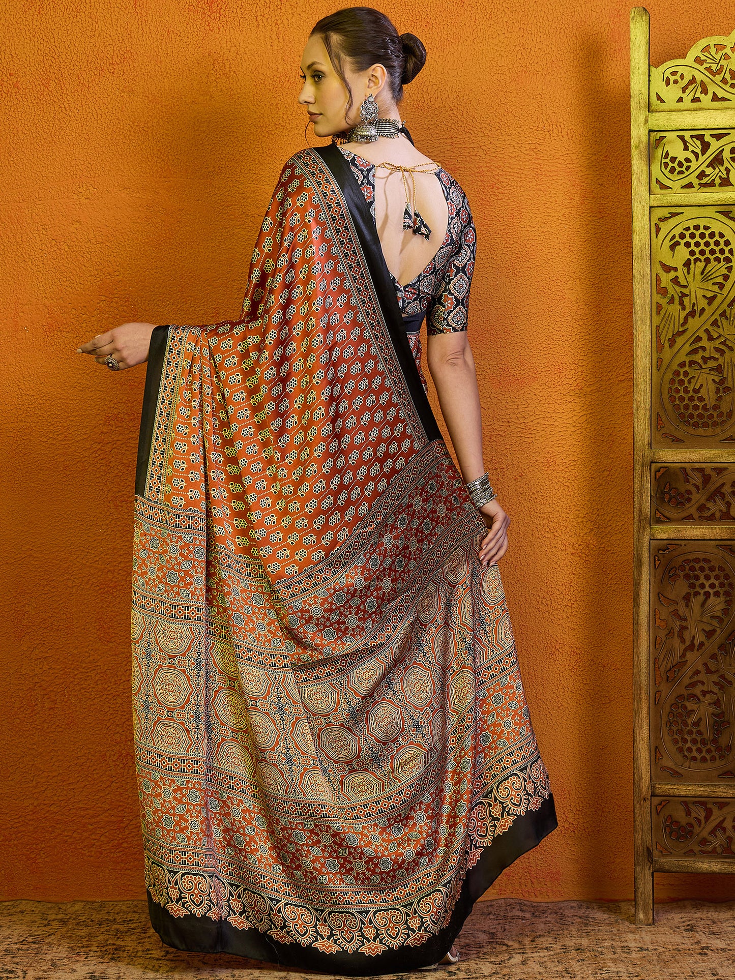 Women's Satin Navy Blue Printed Designer Saree With Blouse Piece