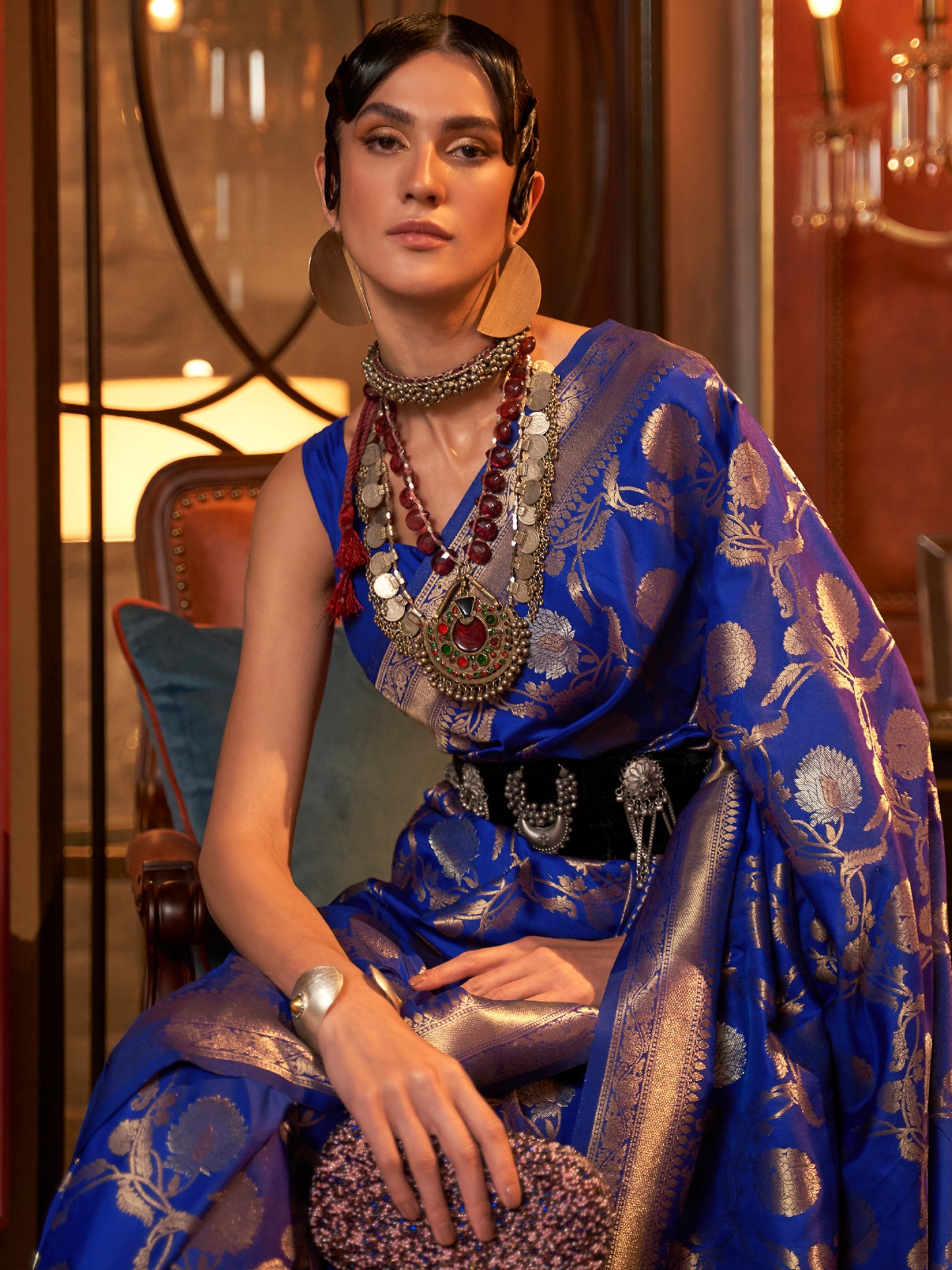 Women's Silk Blend Navy Blue Woven Design Handloom Saree With Blouse Piece