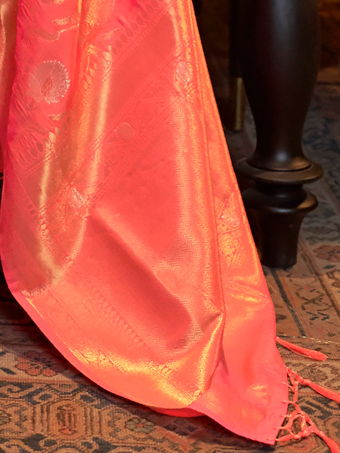 Women's Silk Blend Peach Woven Design Handloom Saree With Blouse Piece