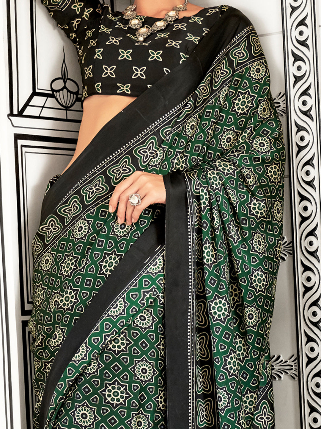 Women's Crepe Green Printed Designer Saree With Blouse Piece