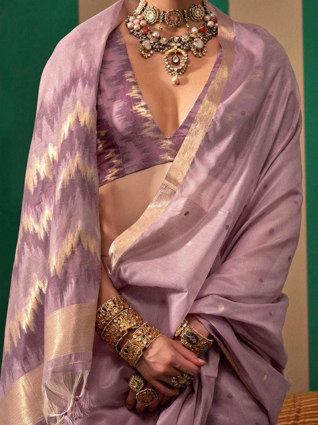 Women's Silk Blend Mauve Woven Design Designer Saree With Blouse Piece