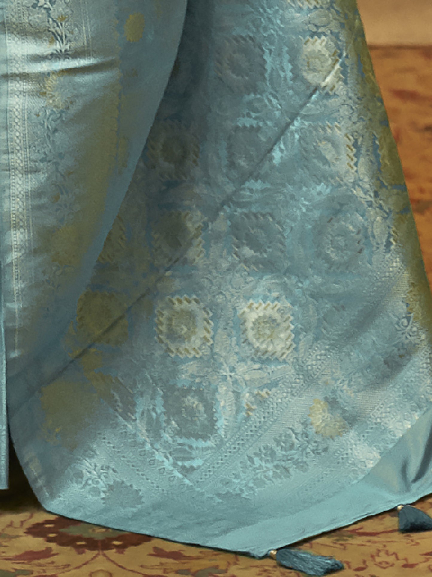 Women's Silk Blend Blue Woven Design Handloom Saree With Blouse Piece