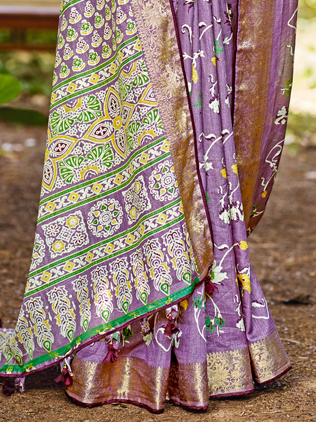 Women's Soft Silk Magenta Woven Design Designer Saree With Blouse Piece