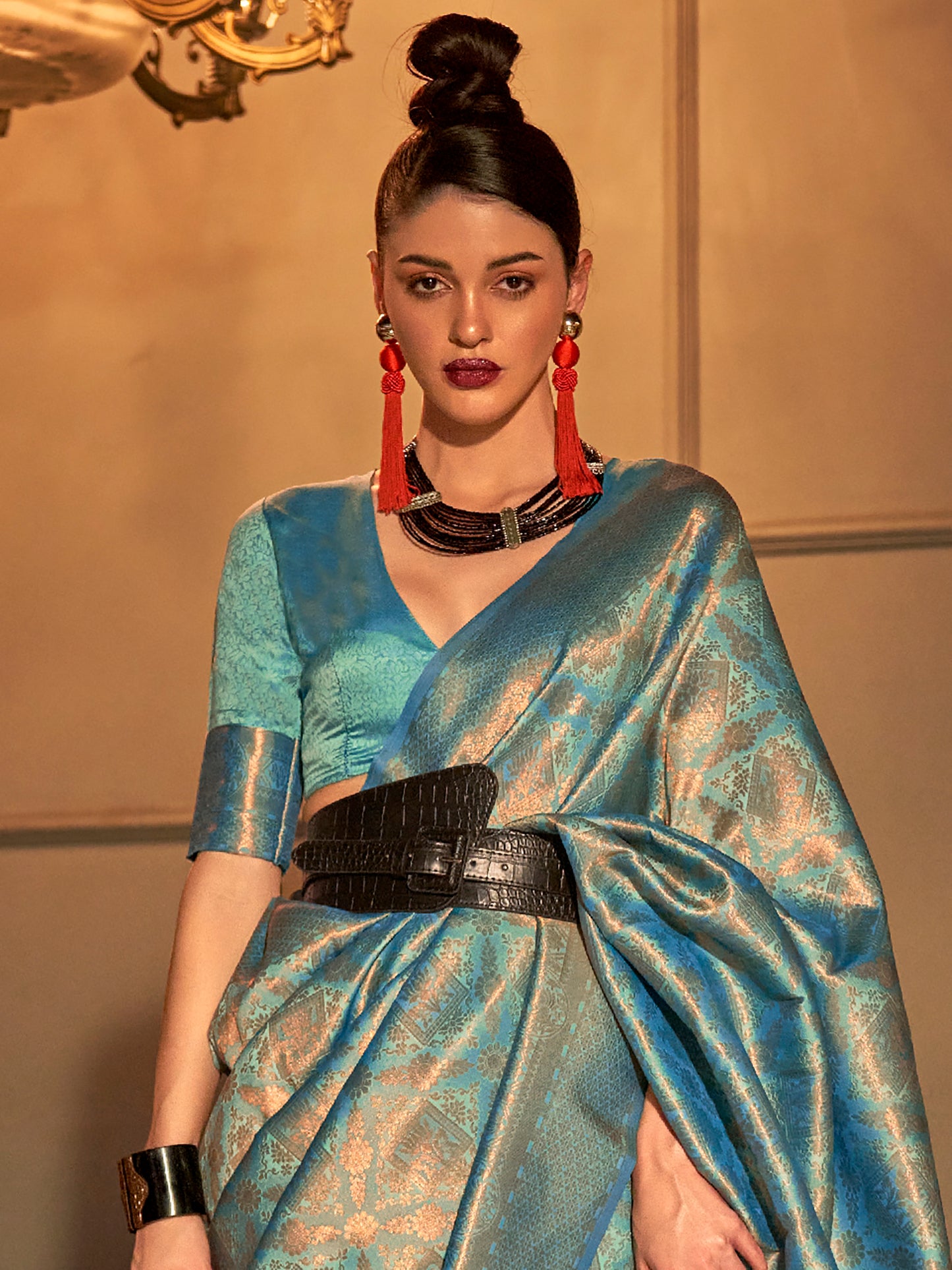Women's Silk Blend Teal blue Woven Design Handloom Saree With Blouse Piece