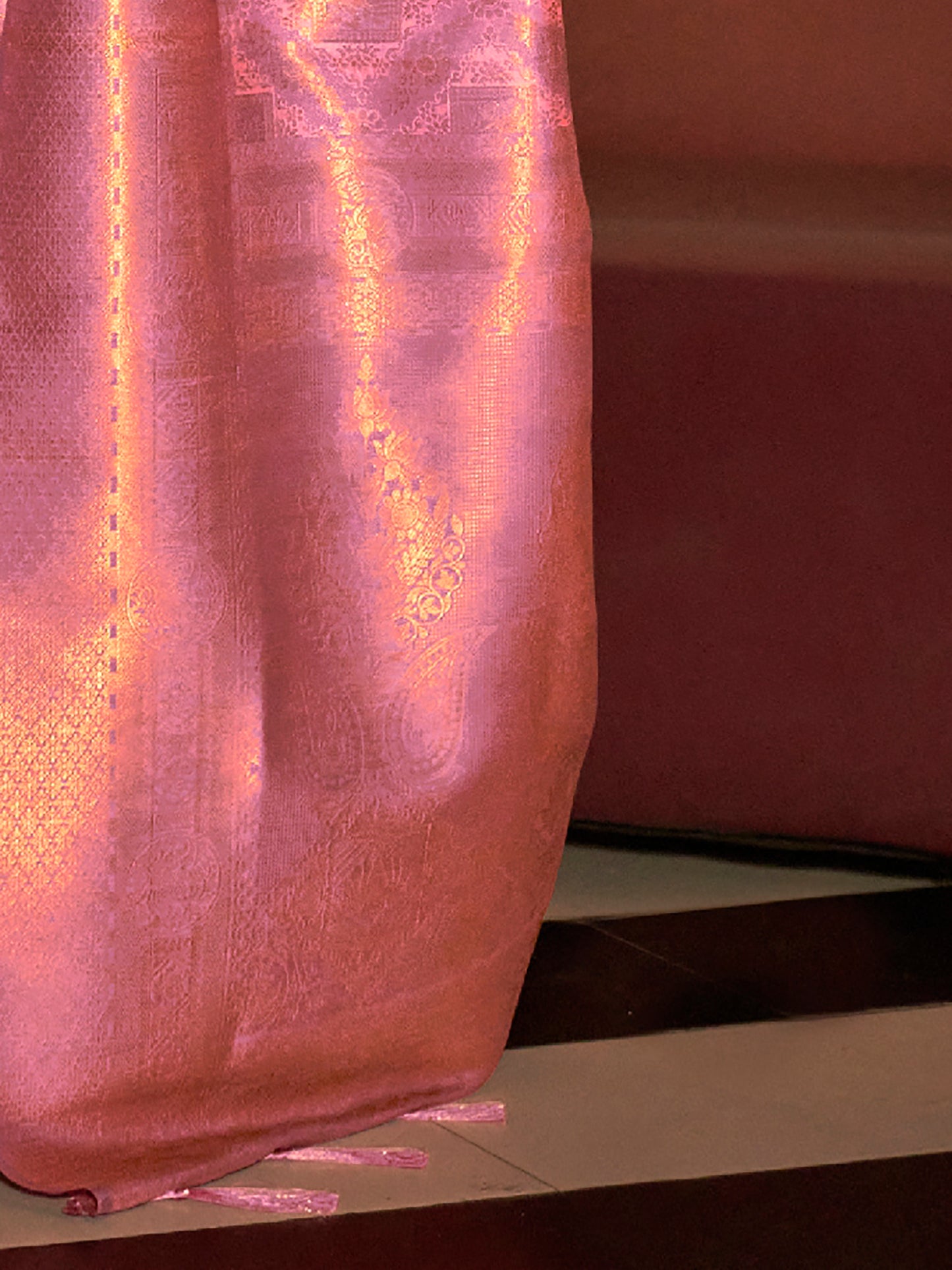 Women's Silk Blend Pink Woven Design Handloom Saree With Blouse Piece