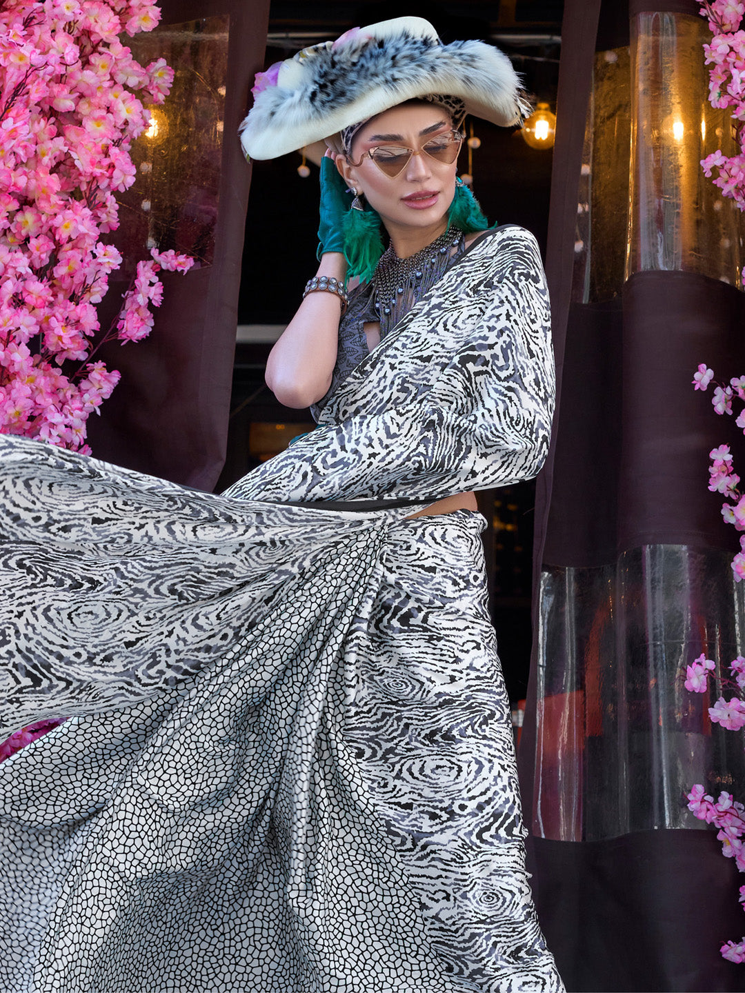 Women's Crepe Grey Printed Designer Saree With Blouse Piece