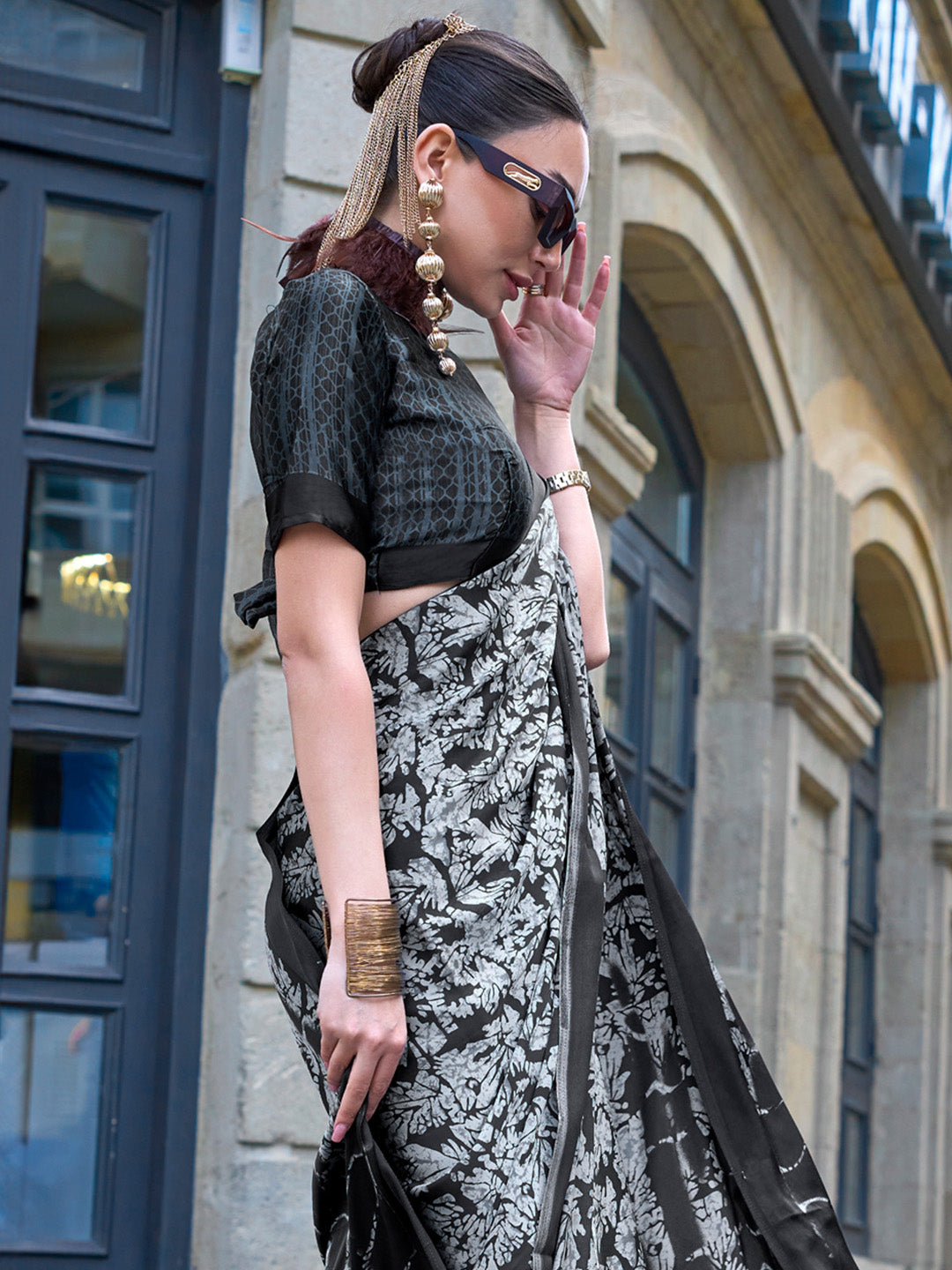 Women's Crepe Black Printed Designer Saree With Blouse Piece