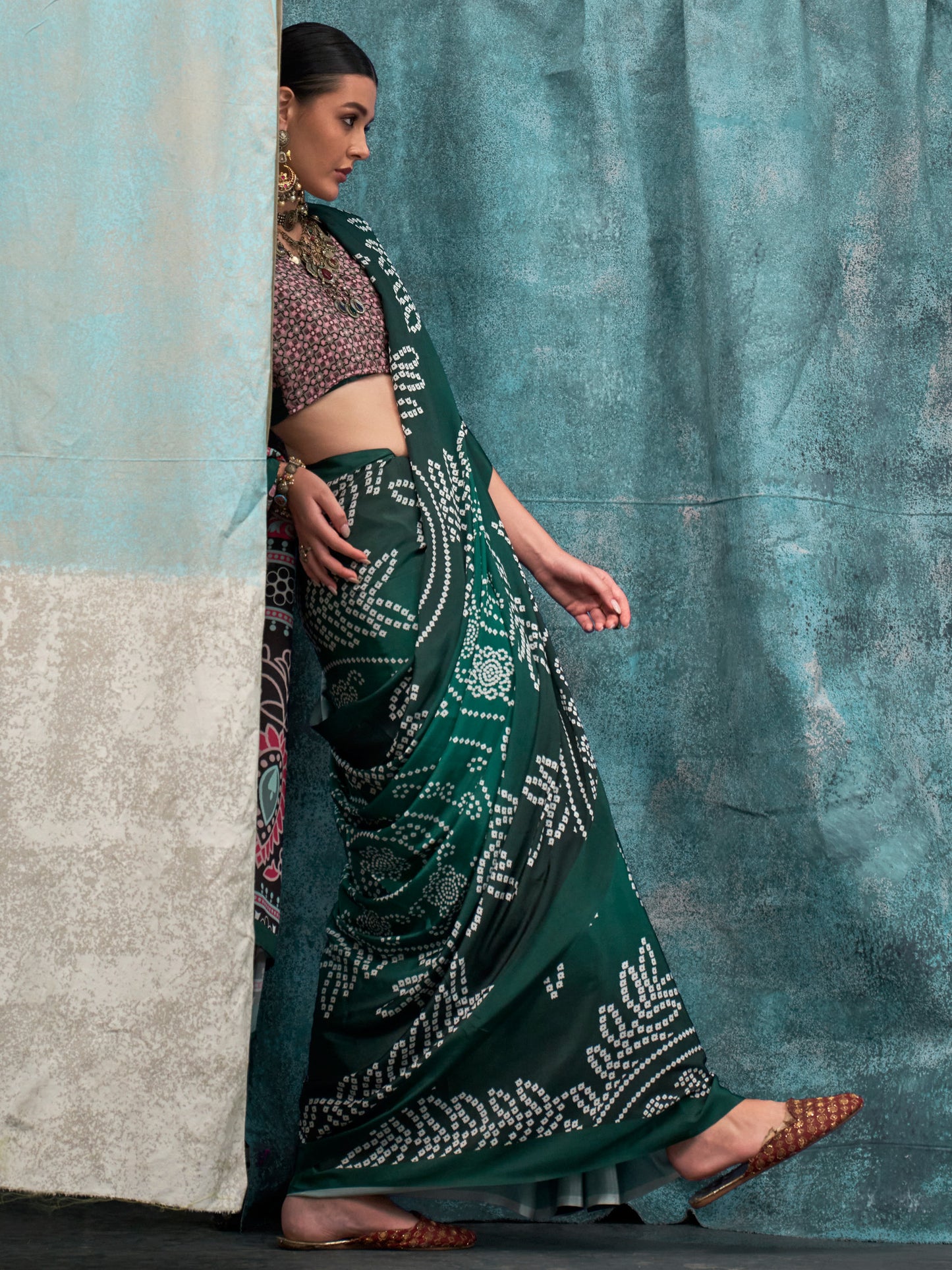 Women's Crepe Green Printed Designer Saree With Blouse Piece