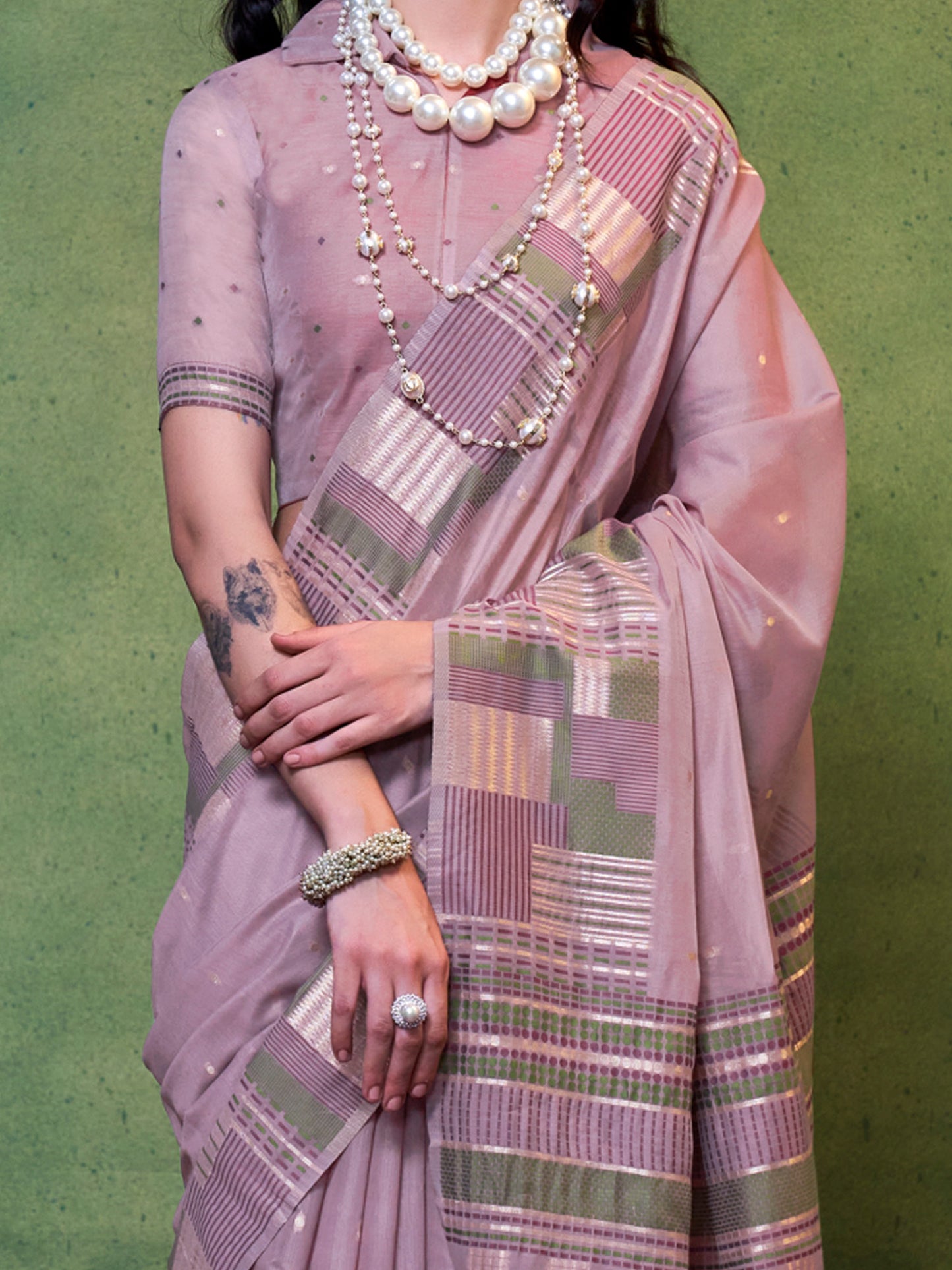 Women's Silk Blend Mauve Woven Design Designer Saree With Blouse Piece