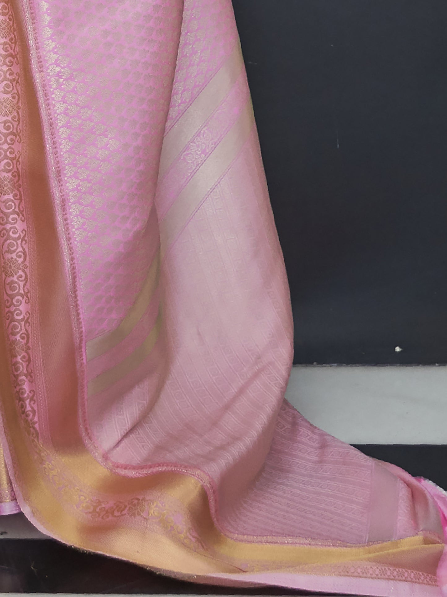Women's Silk Blend Pink Woven Design Designer Saree With Blouse Piece