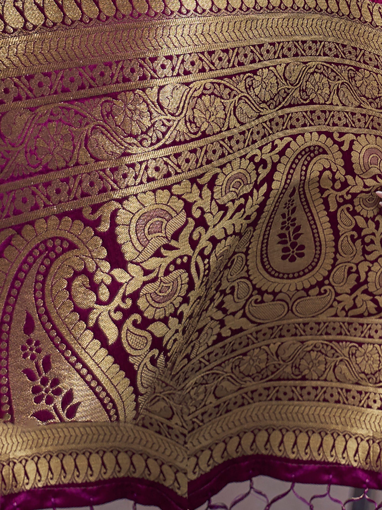 Women's Pure Silk Magenta Woven Design Designer Saree With Blouse Piece