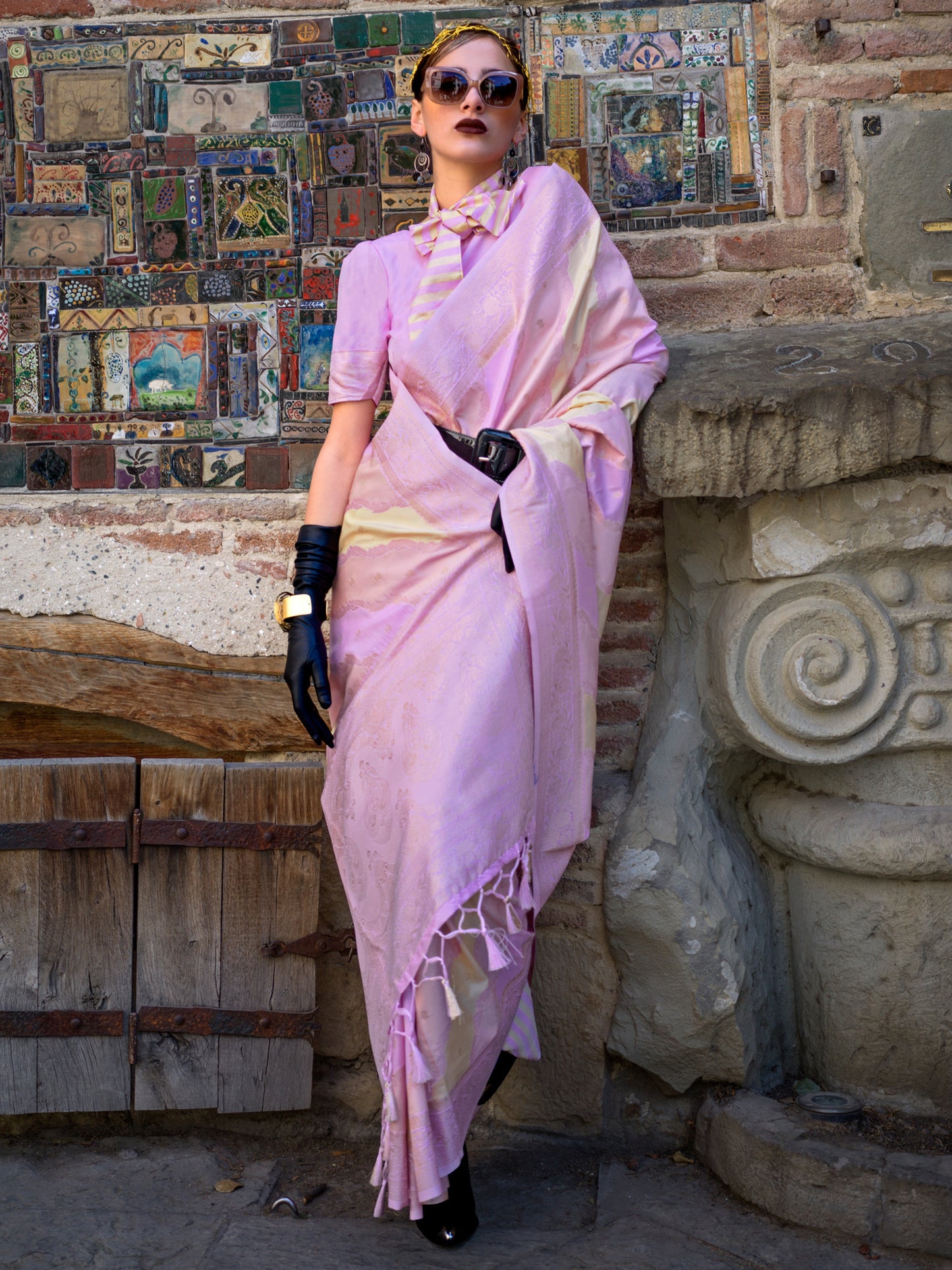 Women's Soft Silk Mauve Woven Design Designer Saree With Blouse Piece