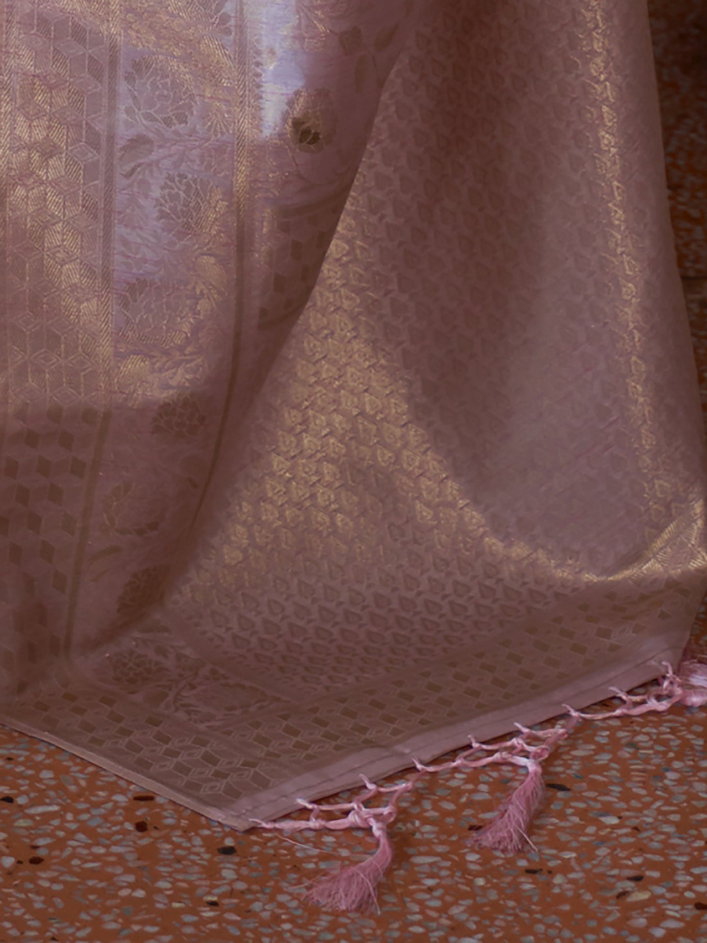 Women's Silk Blend Mauve Woven Design Designer Saree With Blouse Piece