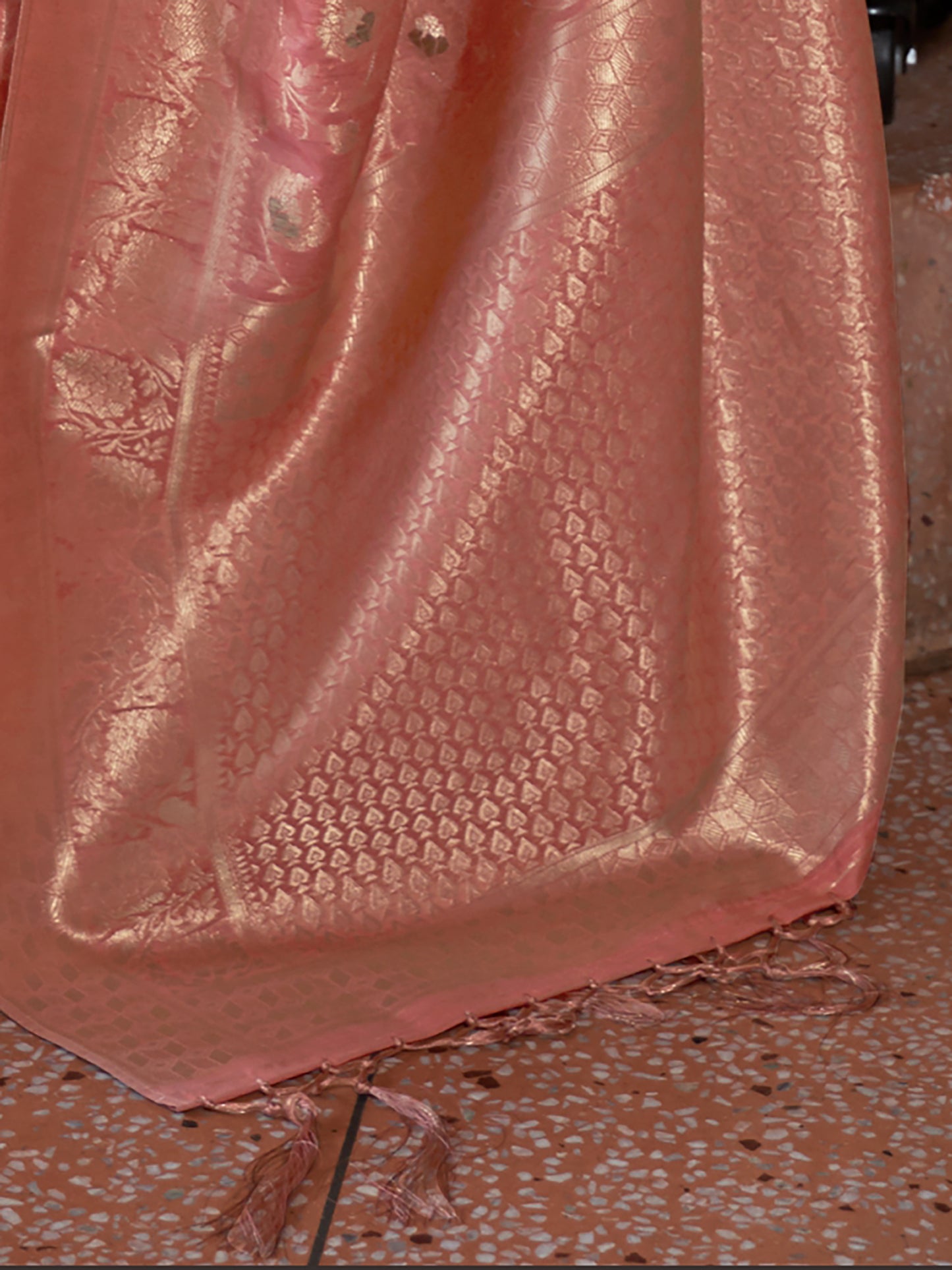 Women's Silk Blend Pink Woven Design Designer Saree With Blouse Piece