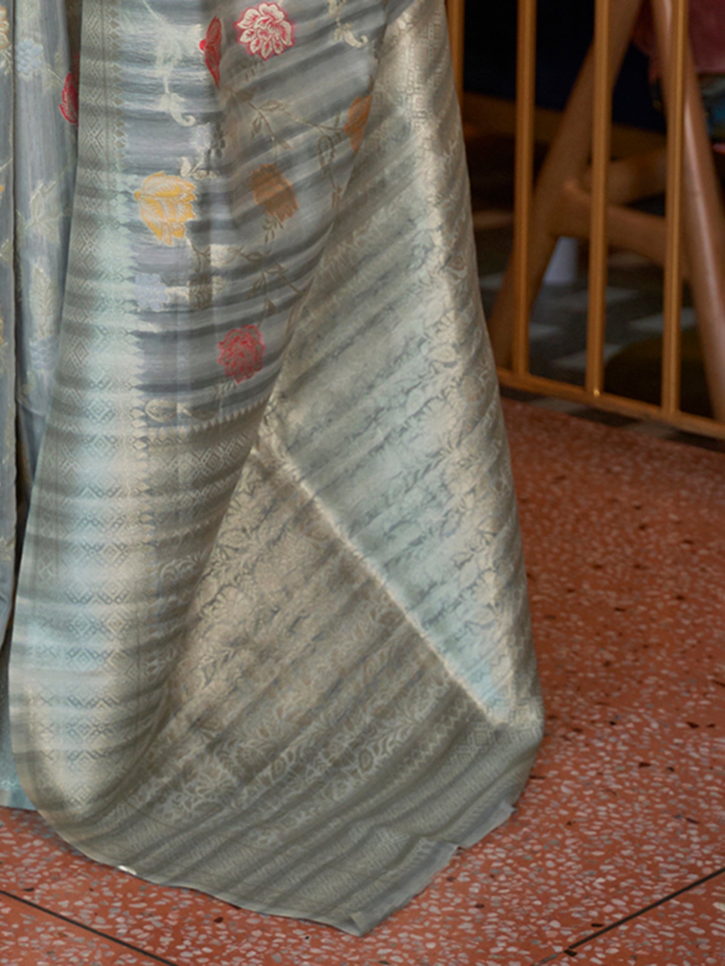 Women's Silk Blend Grey Woven Design Handloom Saree With Blouse Piece