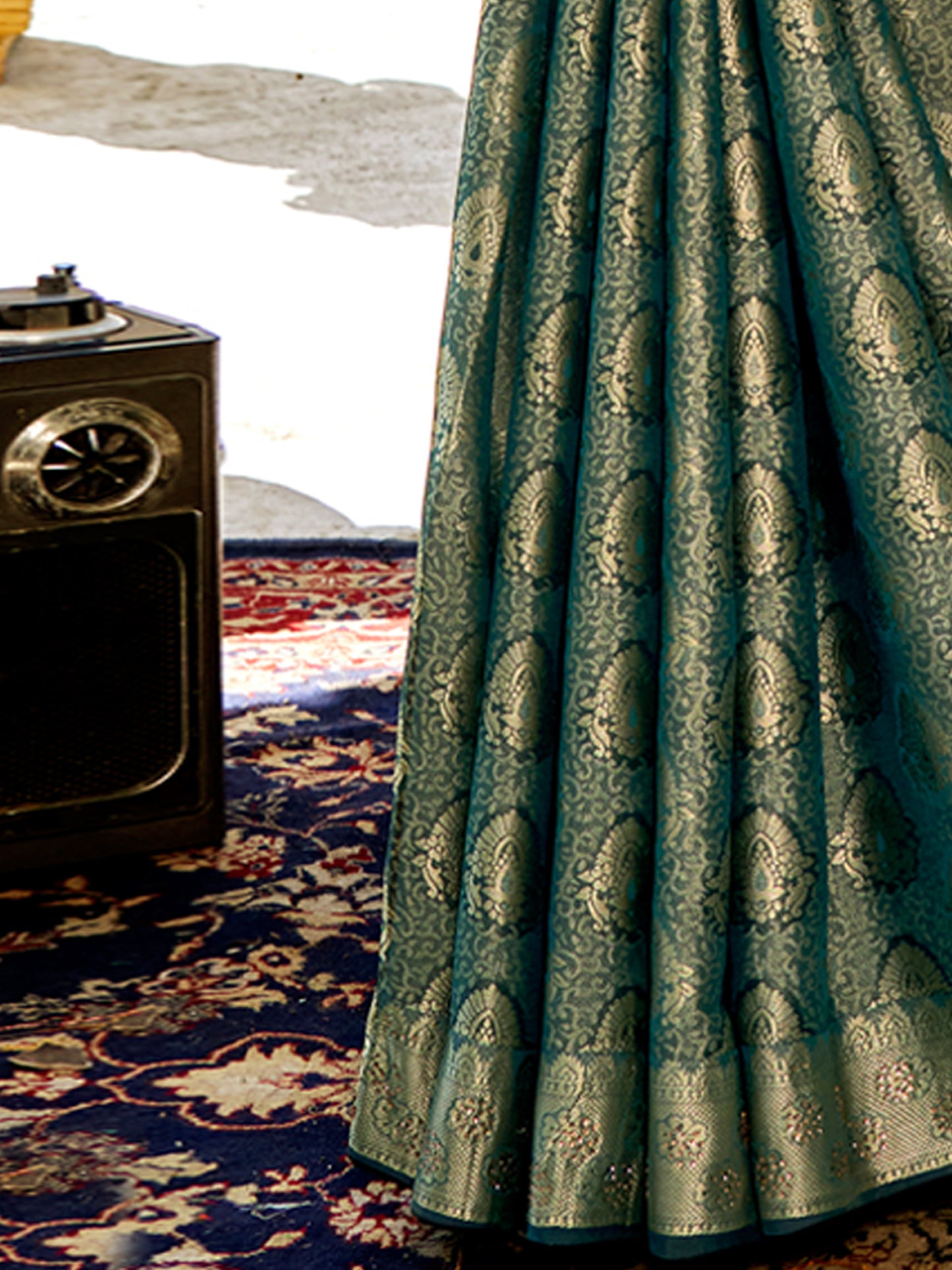 Women's Pure Silk Green Woven Design Designer Saree With Blouse Piece