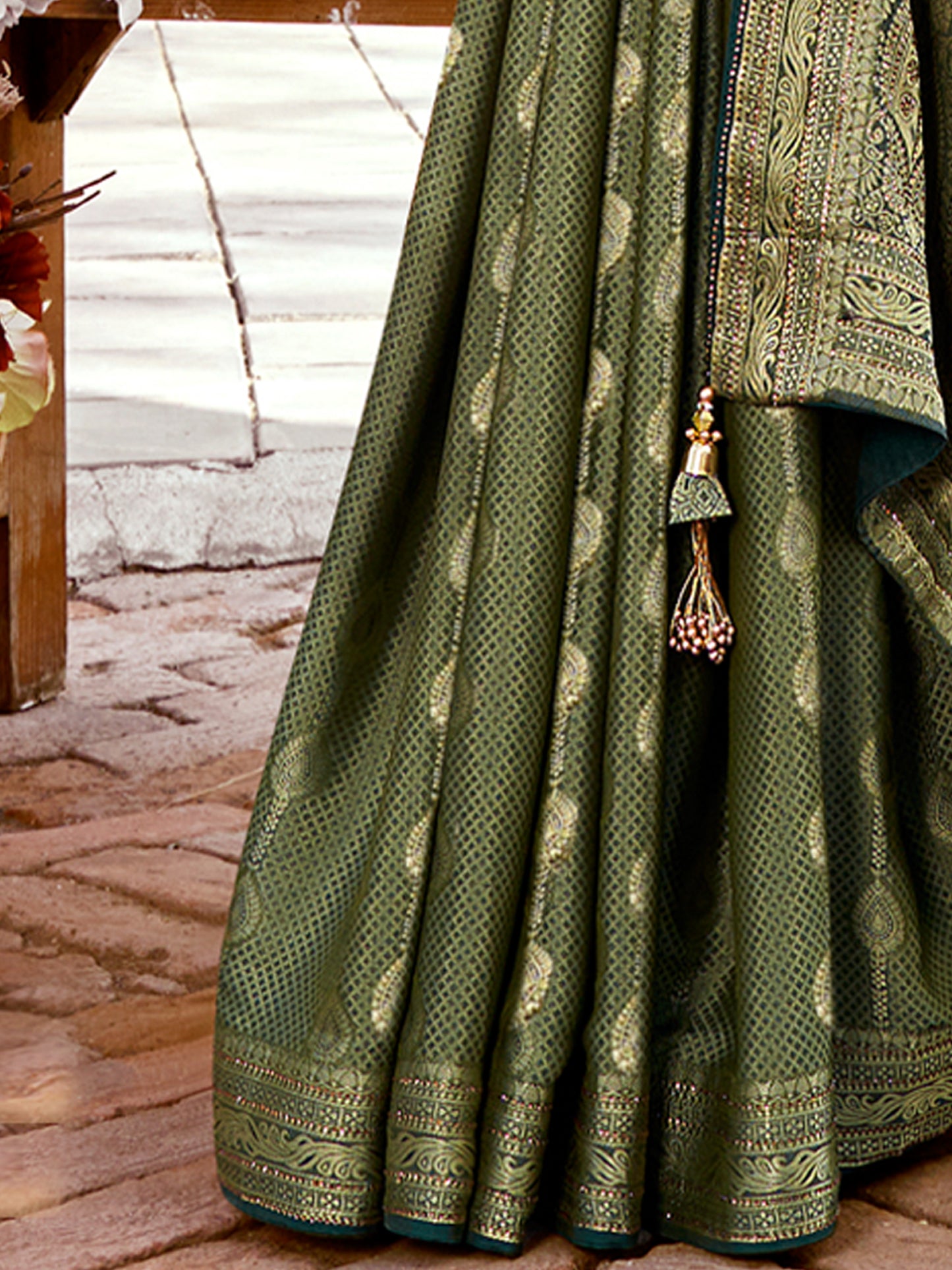 Women's Pure Silk Green Woven Design Designer Saree With Blouse Piece