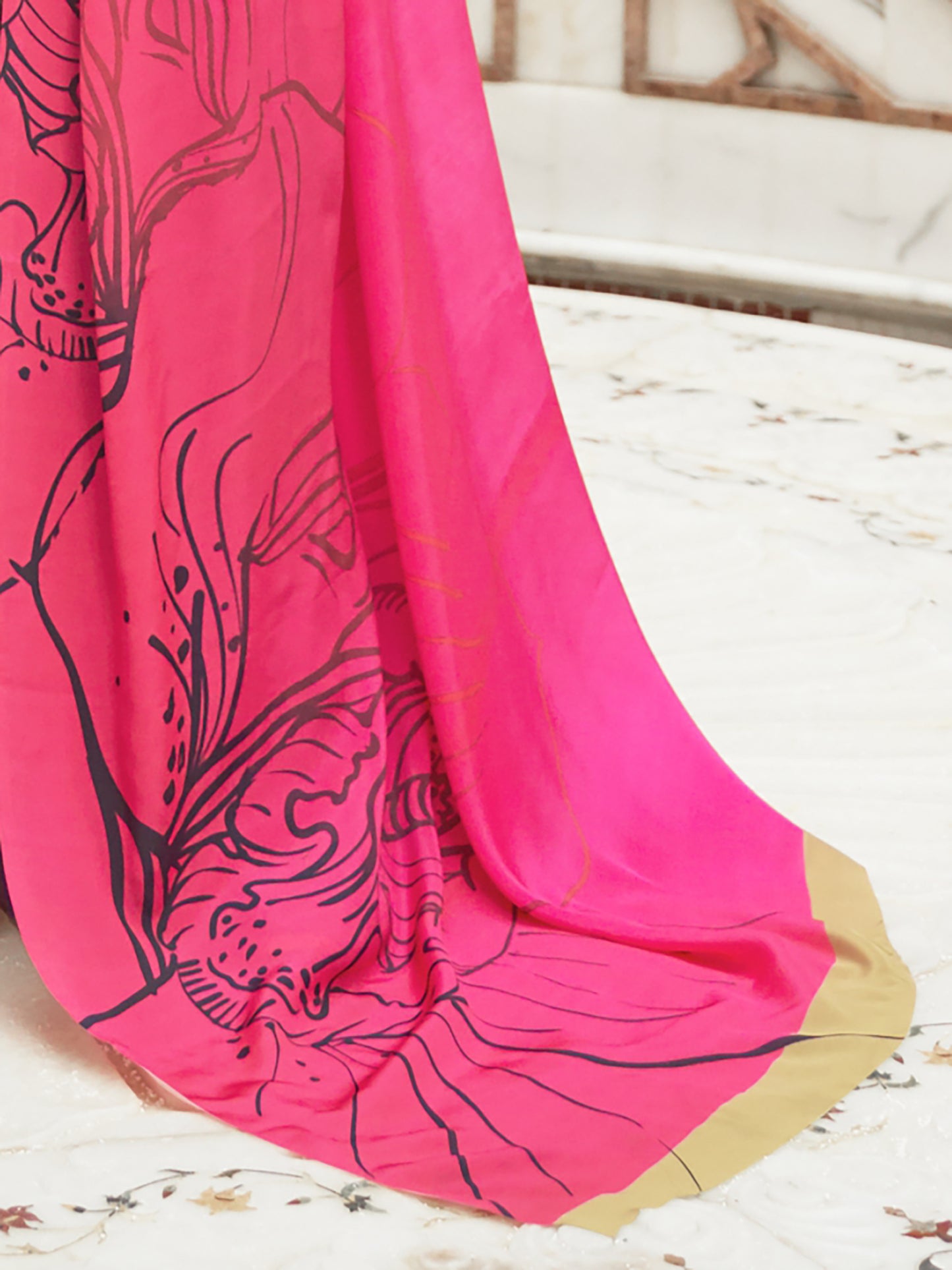 Women's Crepe Pink Digital Print Celebrity Saree With Blouse Piece