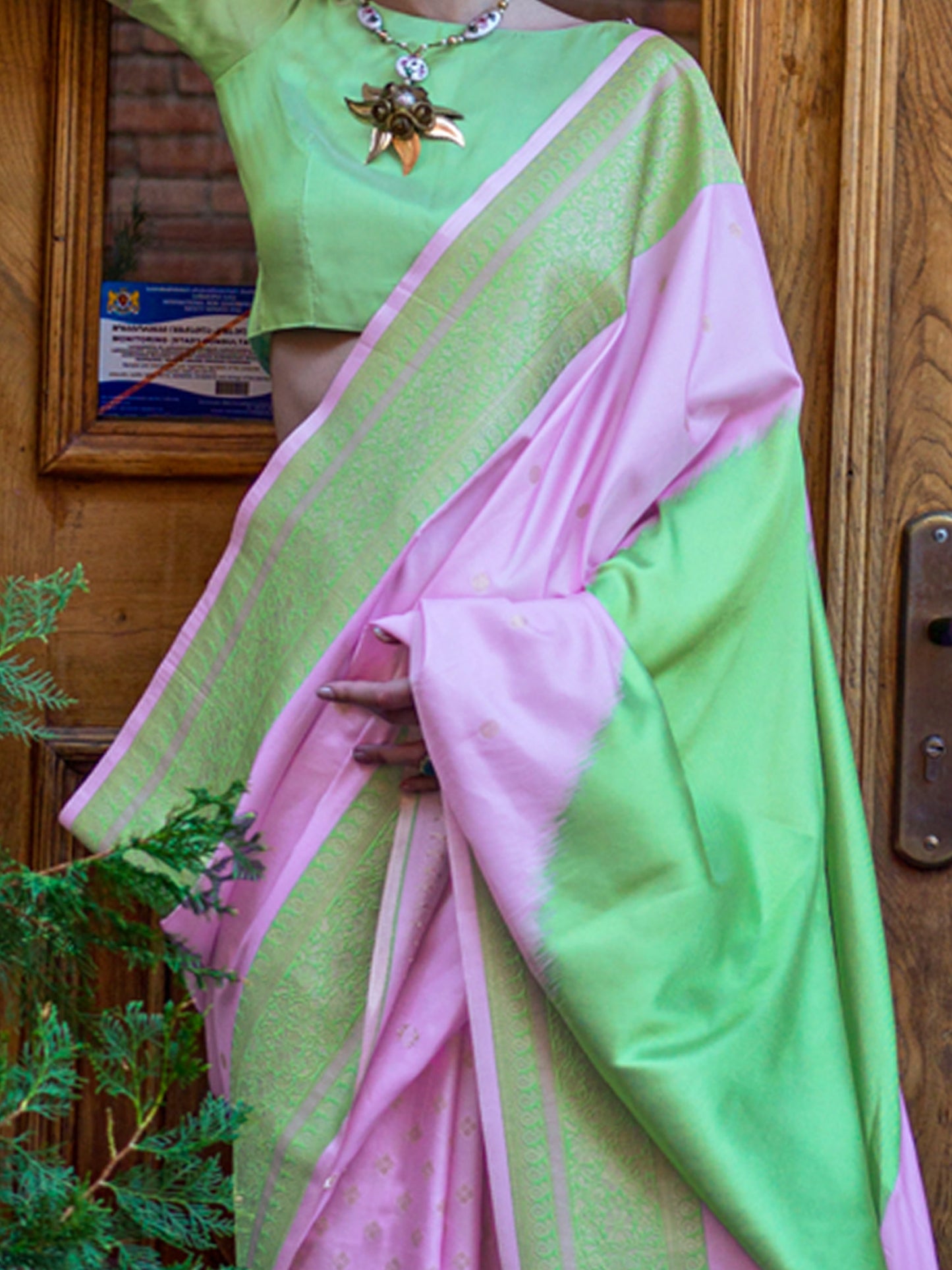 Women's Soft Silk Mauve Woven Design Designer Saree With Blouse Piece