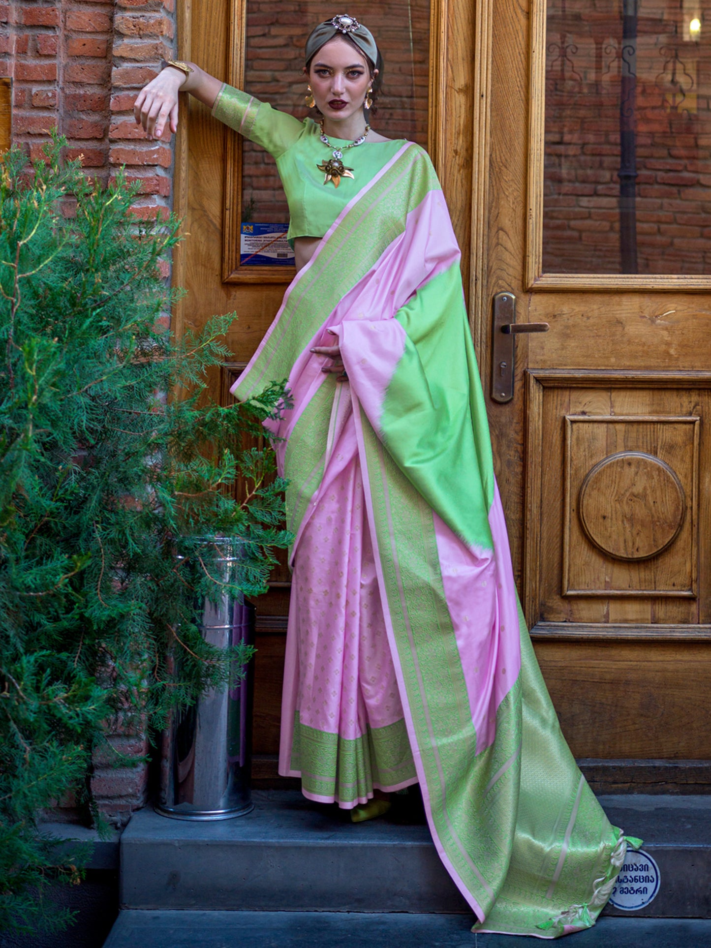 Women's Soft Silk Mauve Woven Design Designer Saree With Blouse Piece