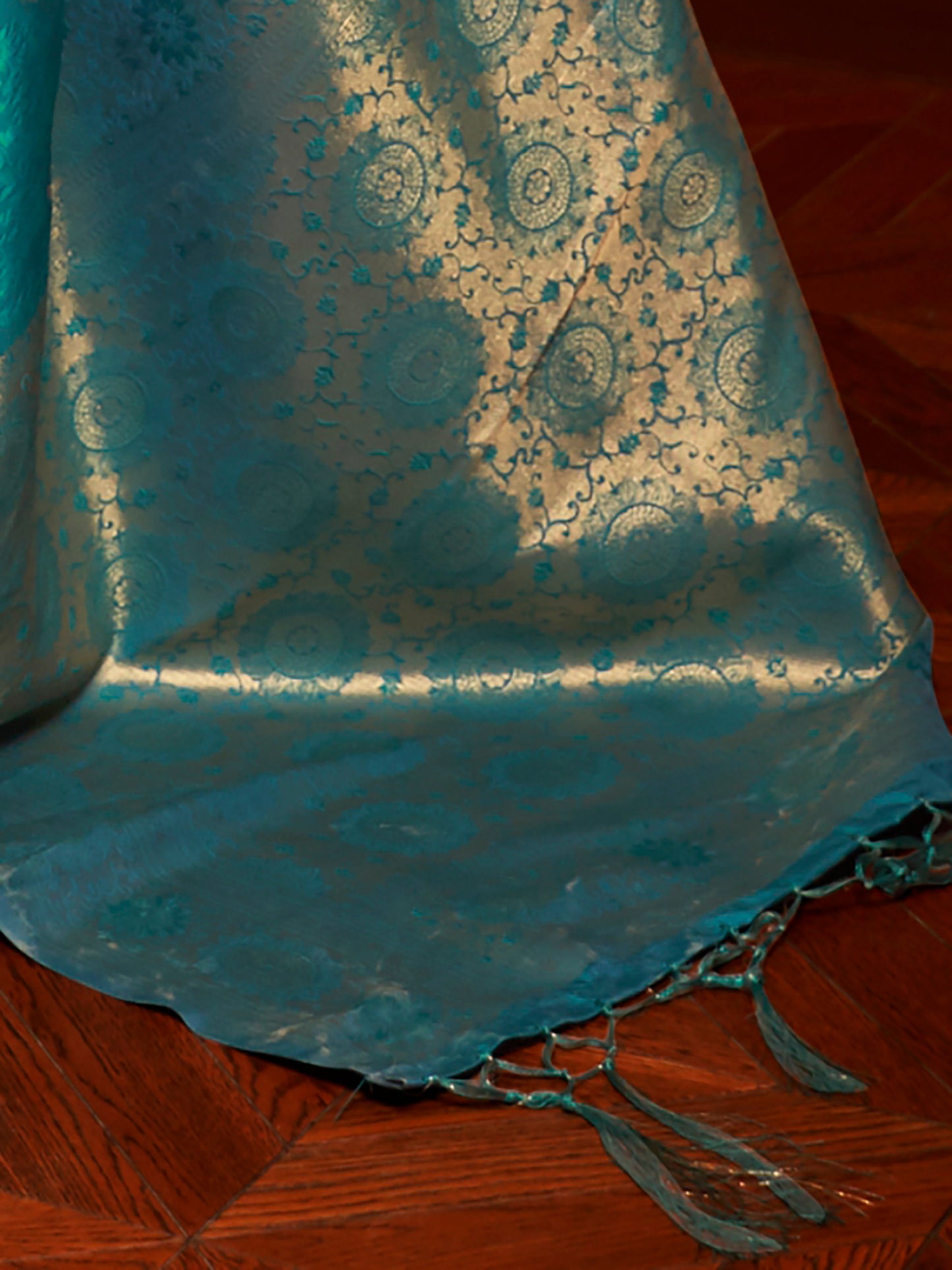 Women's Silk Blend Blue Woven Design Handloom Saree With Blouse Piece