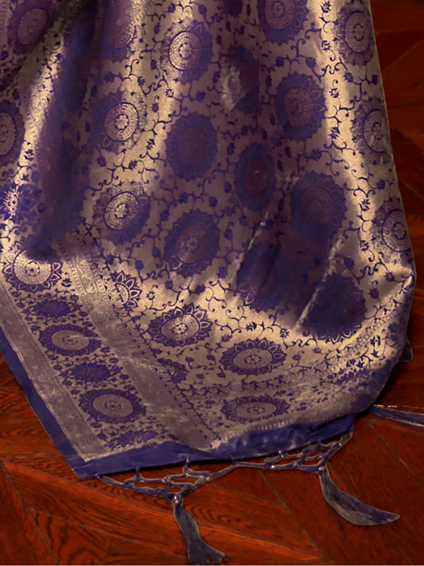 Women's Silk Blend Navy Blue Woven Design Handloom Saree With Blouse Piece