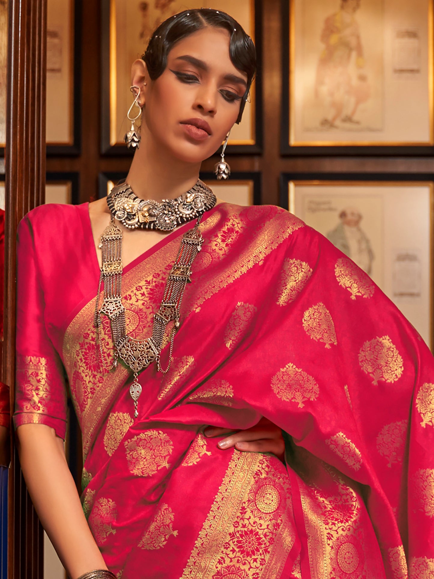 Women's Silk Blend Pink Woven Design Handloom Saree With Blouse Piece