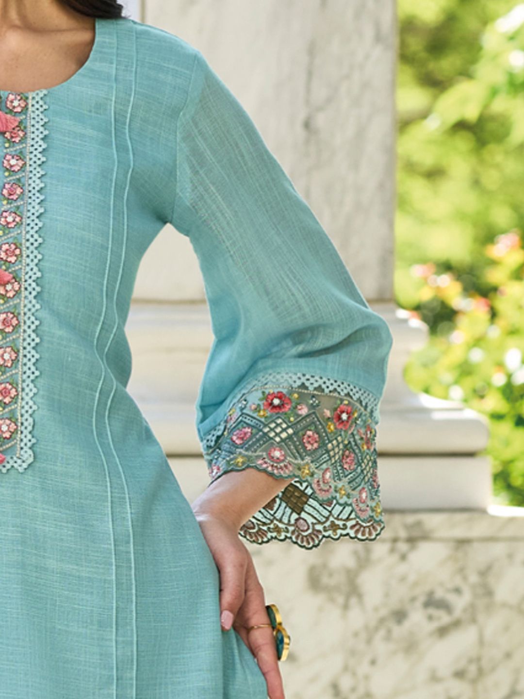 Dhiyona IE Women Floral Yoke Design Regular Thread Work Linen Kurta with Trousers & With Dupatta