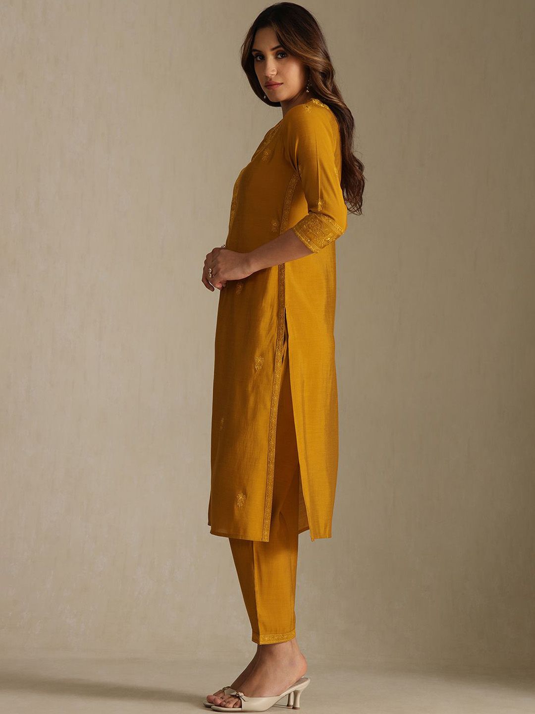 Dhiyona SO Women's Floral Embroidered V-Neck Thread Work Straight Kurta With Trousers