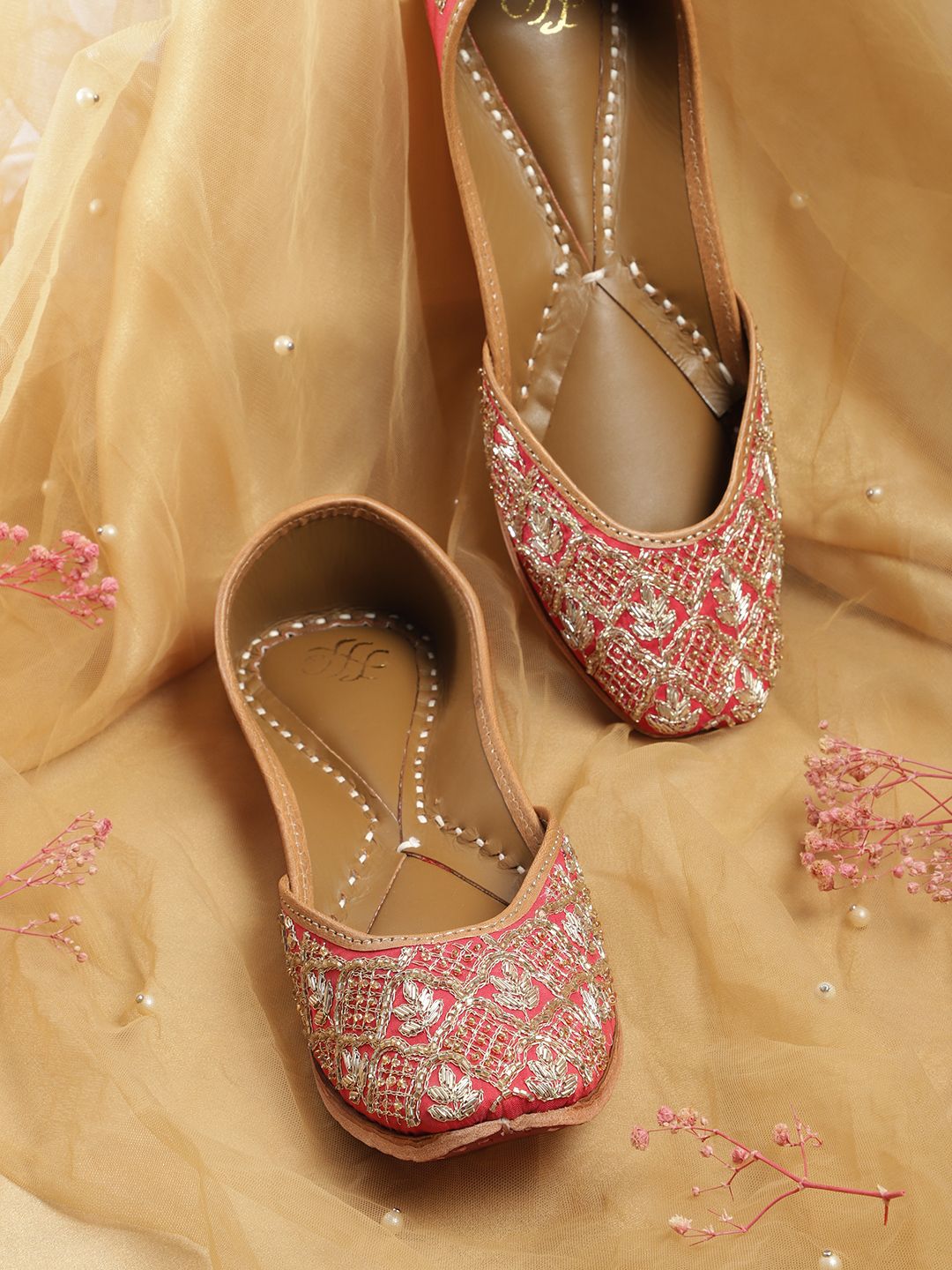 Dhiyona HOP Women Embellished Ethnic Mojaris