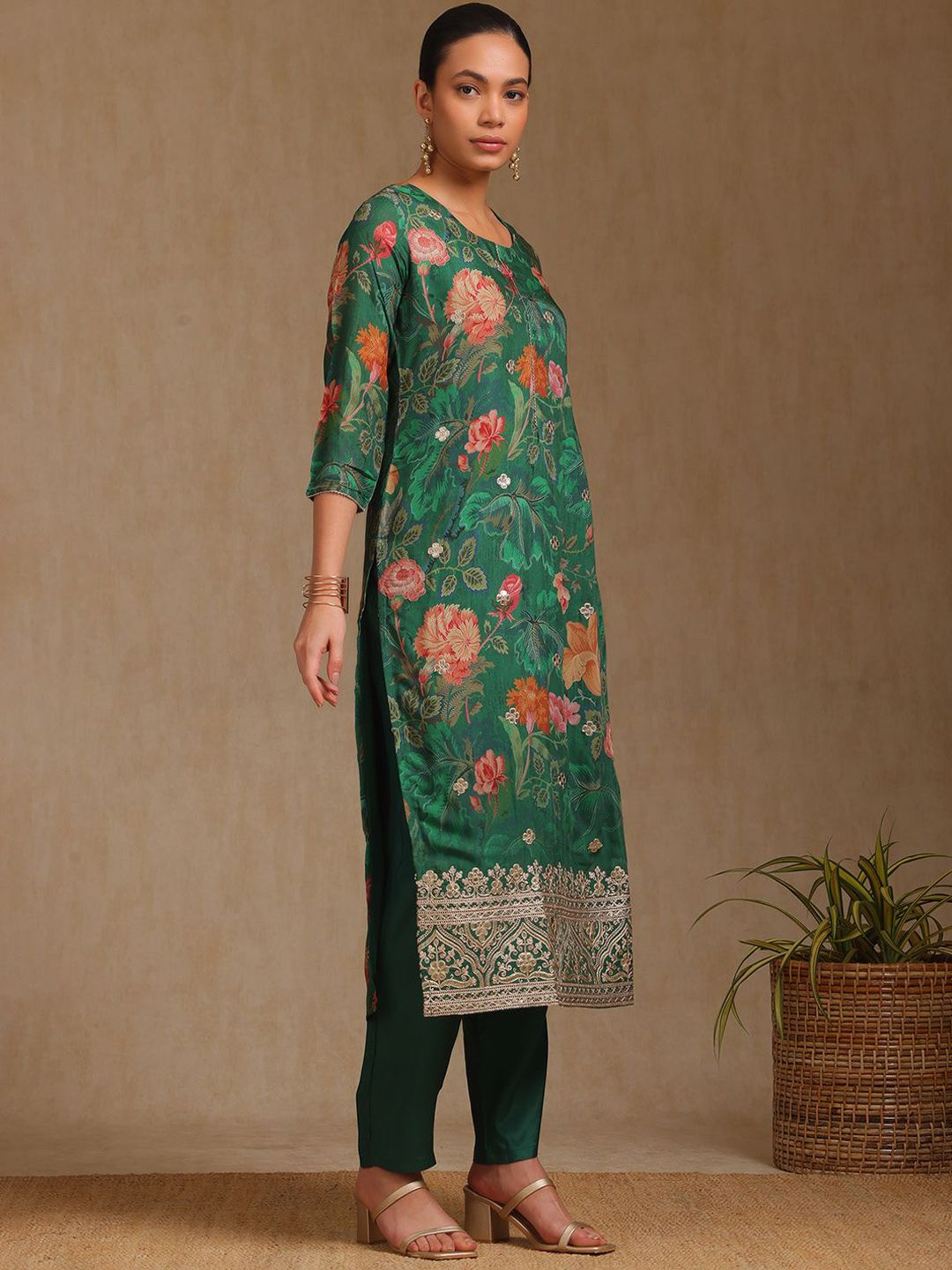 Dhiyona SO Women's Floral Printed Round Neck Zari Straight Kurta With Trousers