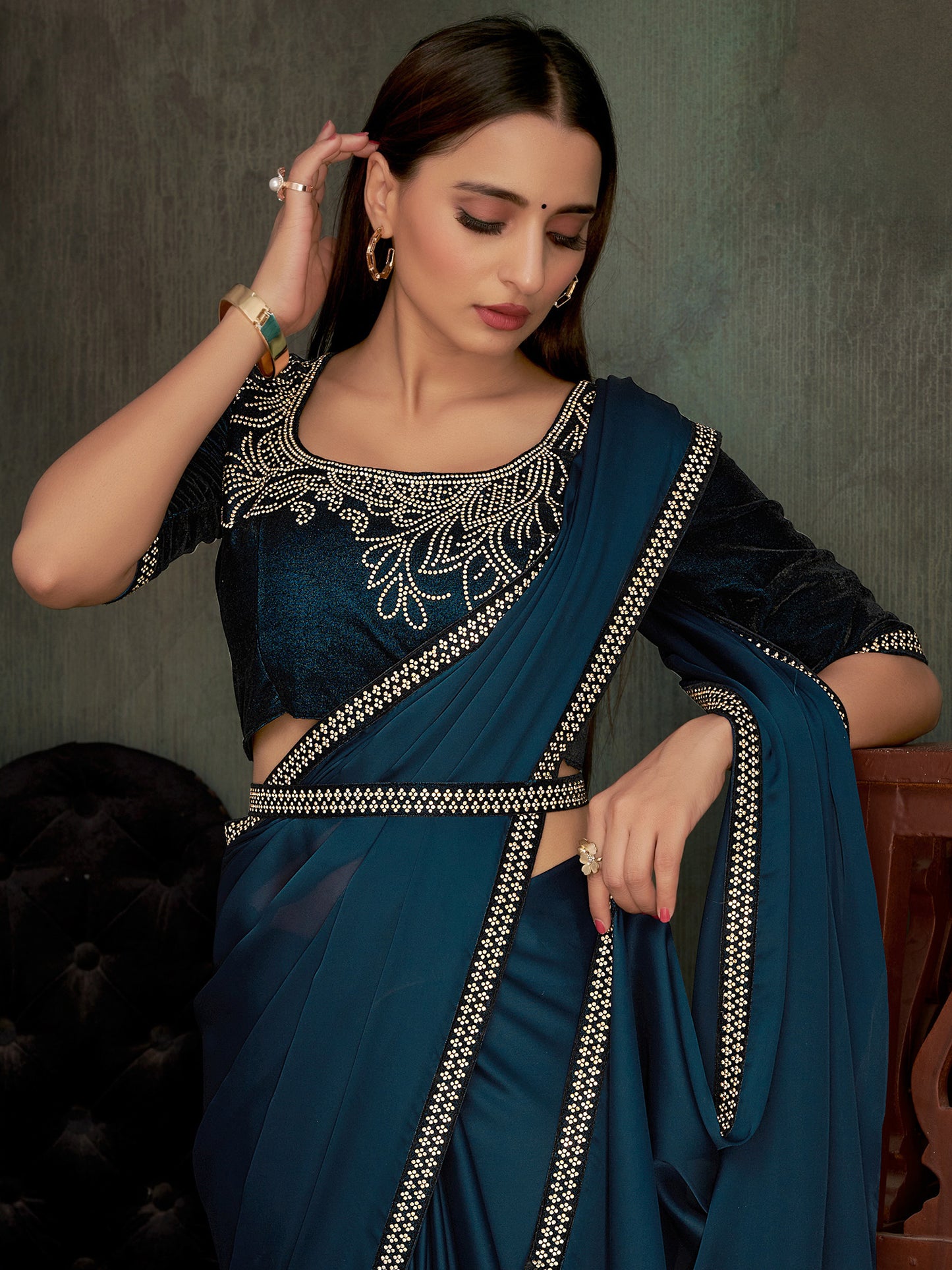 Women's Chiffon Teal blue Embellished Celebrity Saree With Blouse Piece