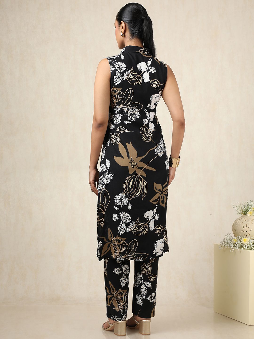 Dhiyona SO Women's Floral Printed Shirt Collar Sleeveless Straight Kurta With Palazzos