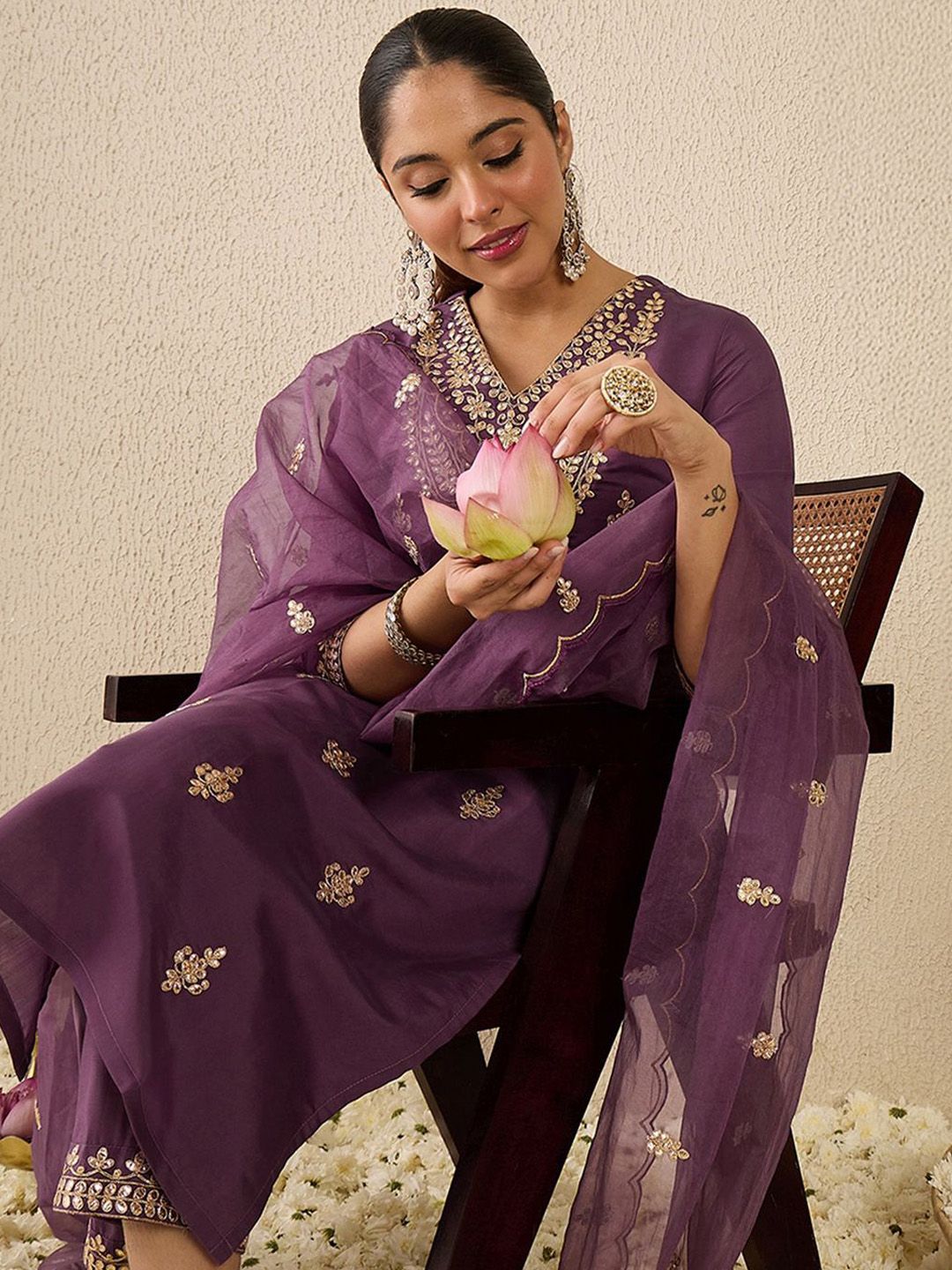 Dhiyona IE Women's Ethnic Motifs Embroidered Thread Work Straight Kurta With Trousers & Dupatta