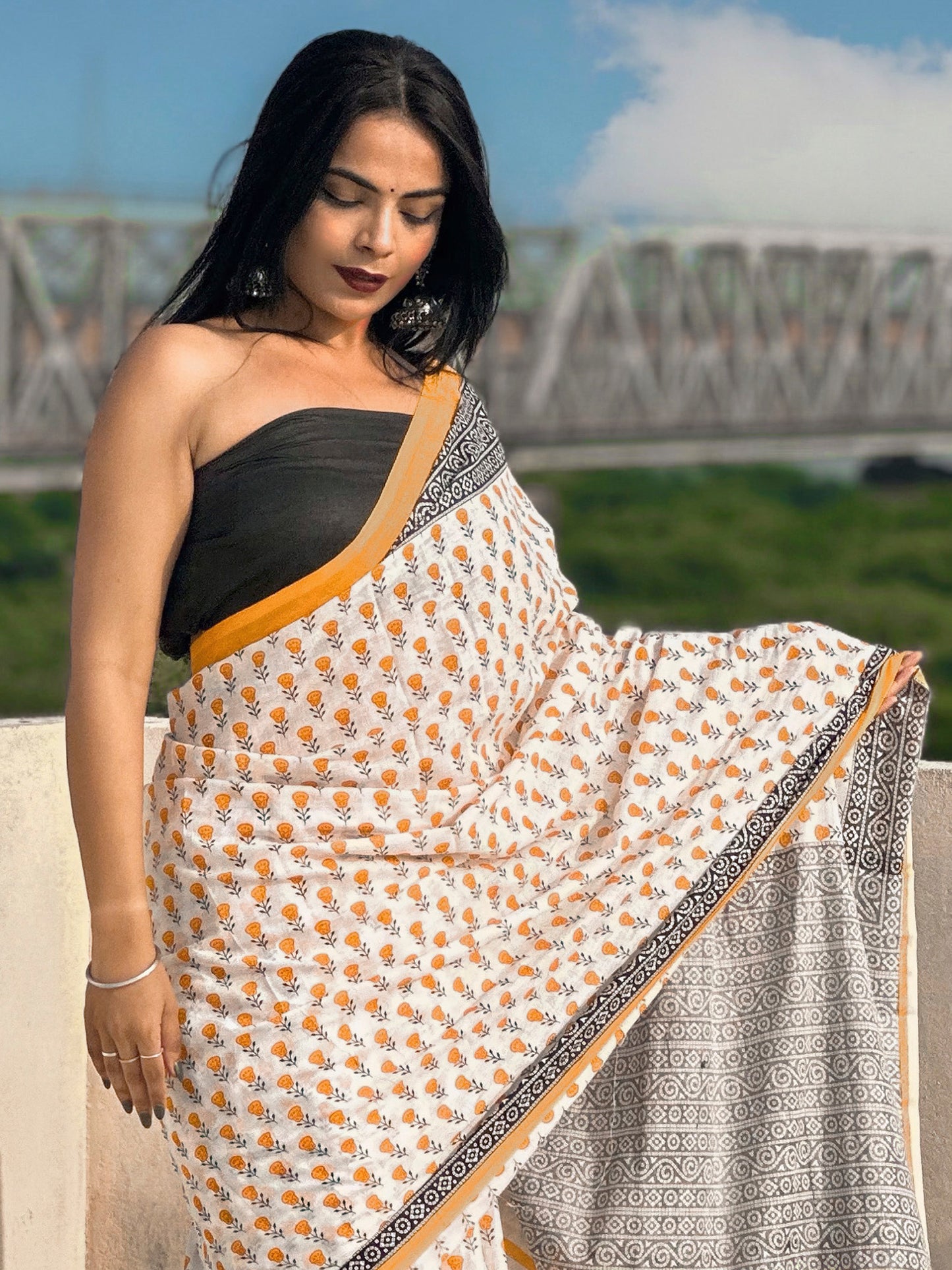 Women's Cotton White Printed Designer Saree With Blouse Piece
