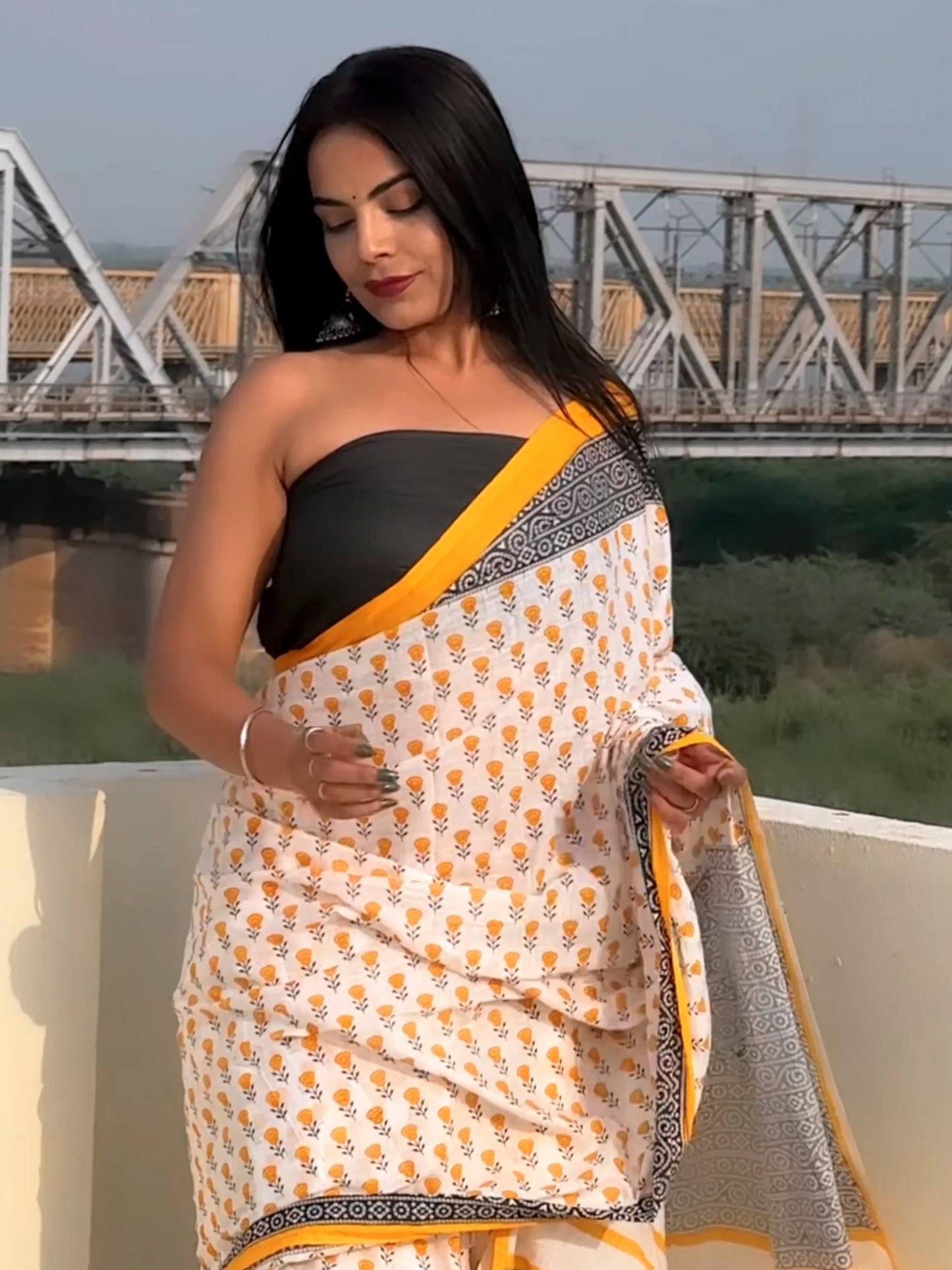 Women's Cotton White Printed Designer Saree With Blouse Piece