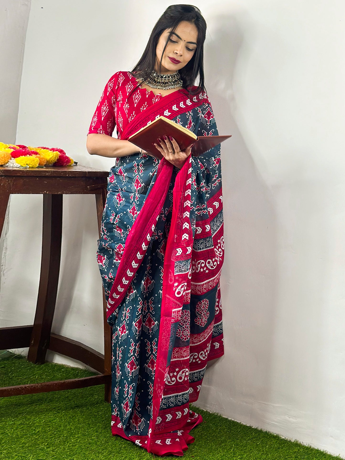Women's Cotton Teal blue Printed Designer Saree With Blouse Piece