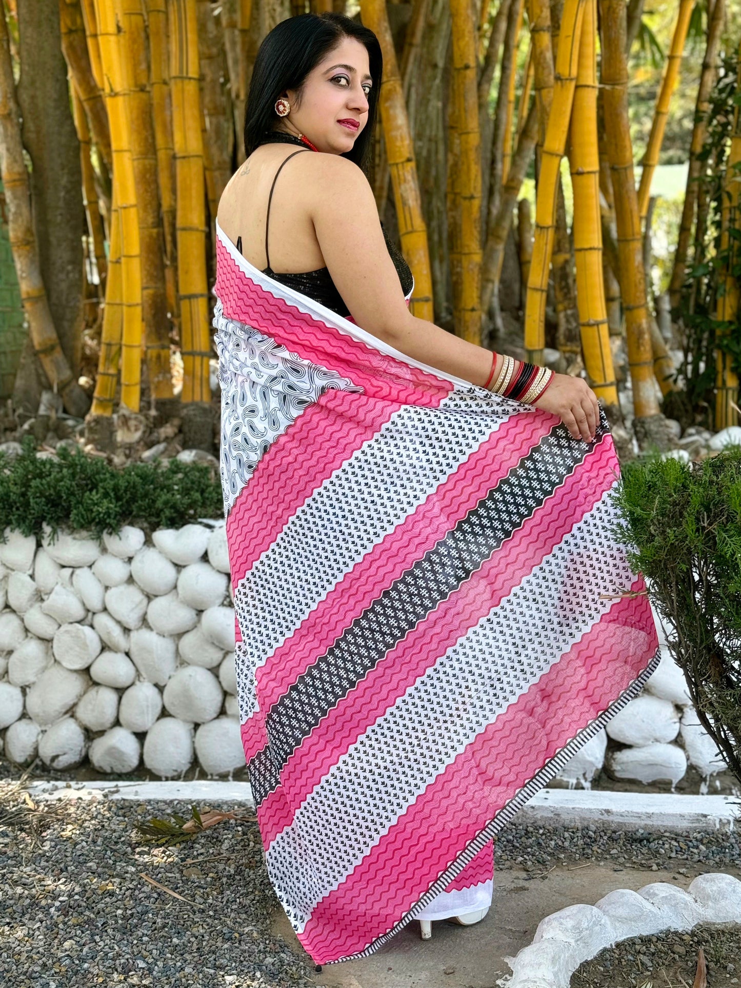 Women's Cotton Blend White Printed Designer Saree With Blouse Piece