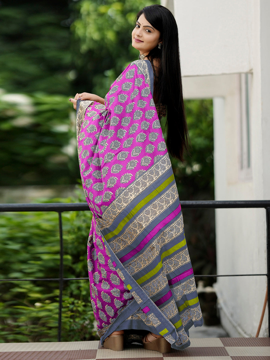 Women's Cotton Beige Printed Designer Saree With Blouse Piece