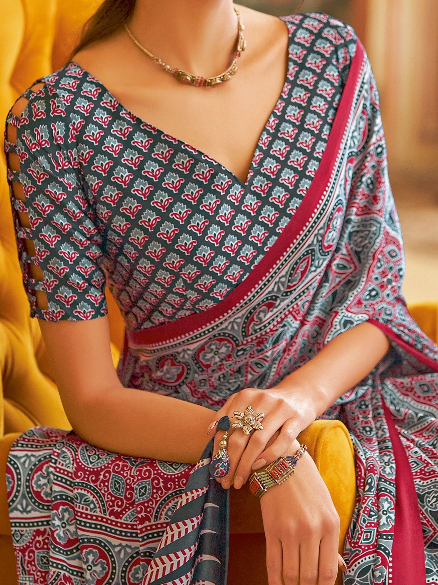 Women's Crepe Grey Printed Designer Saree With Blouse Piece