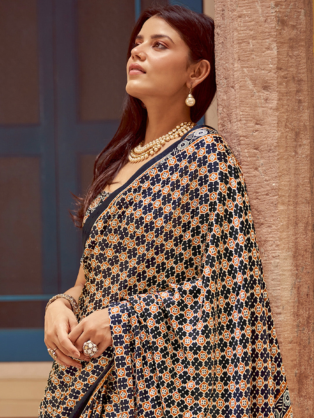 Women's Crepe Black Printed Designer Saree With Blouse Piece