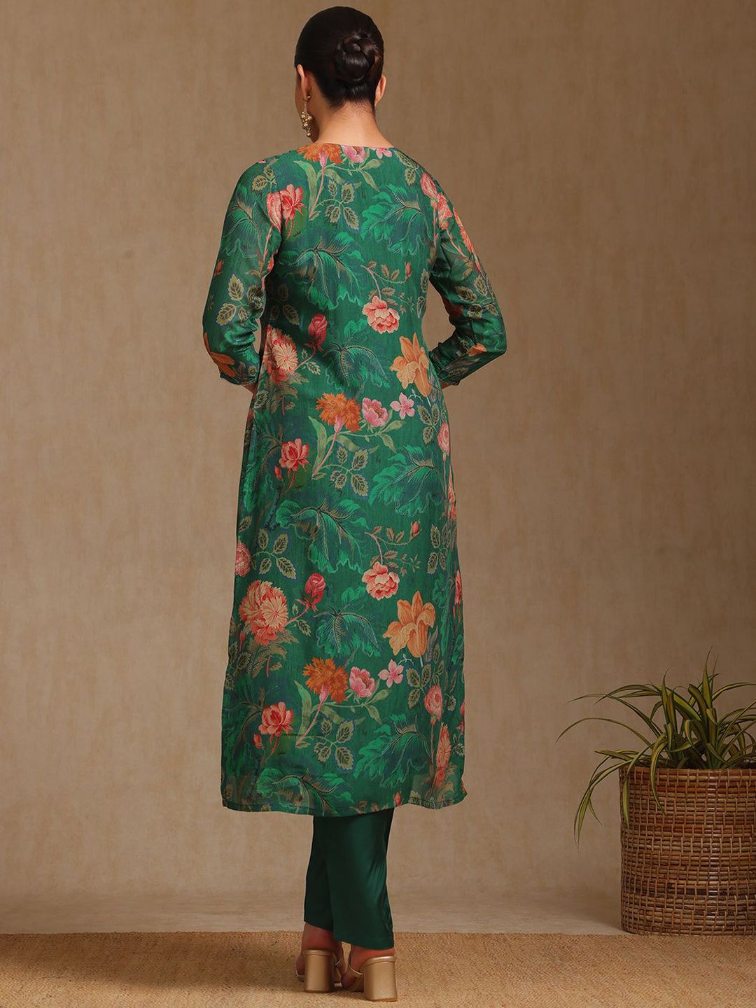 Dhiyona SO Women's Floral Printed Round Neck Zari Straight Kurta With Trousers
