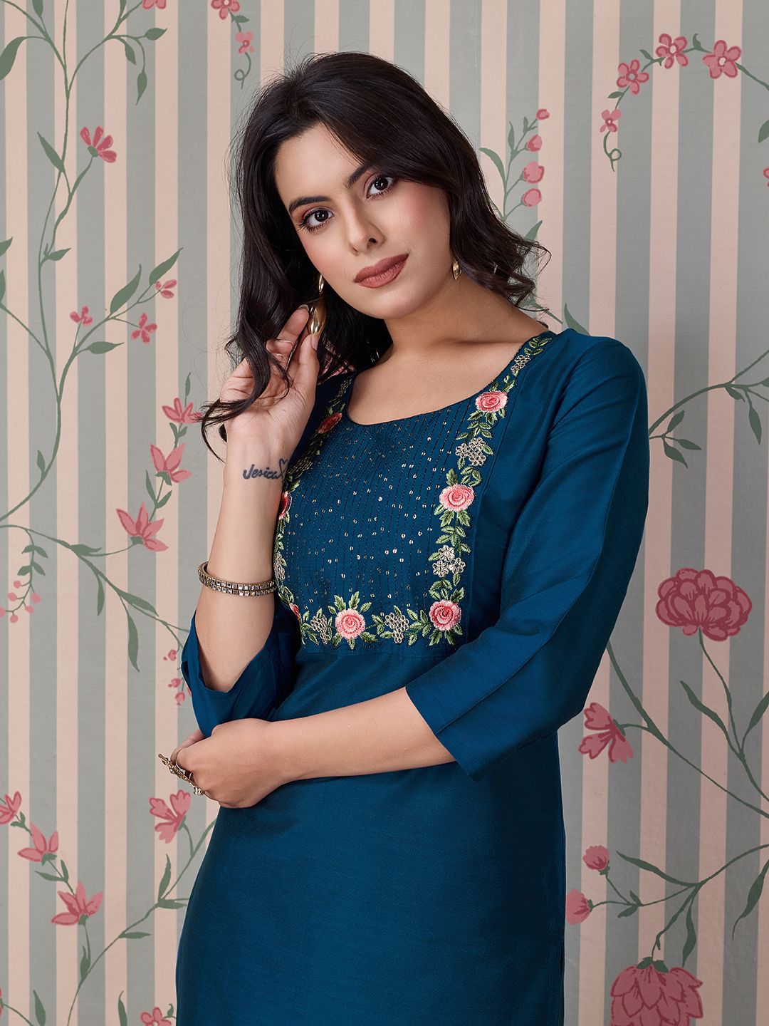 Dhiyona OD Women Round Neck Three-Quarter Sleeves Embroidered Straight Kurta
