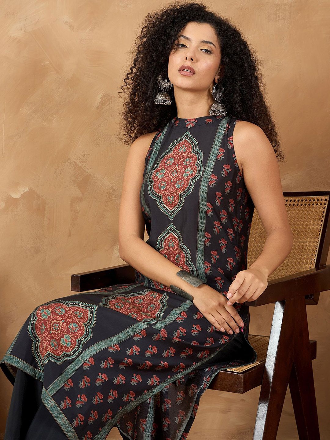 Dhiyona VA Women'sFloral Printed Sleeveless Straight Kurta With Trousers